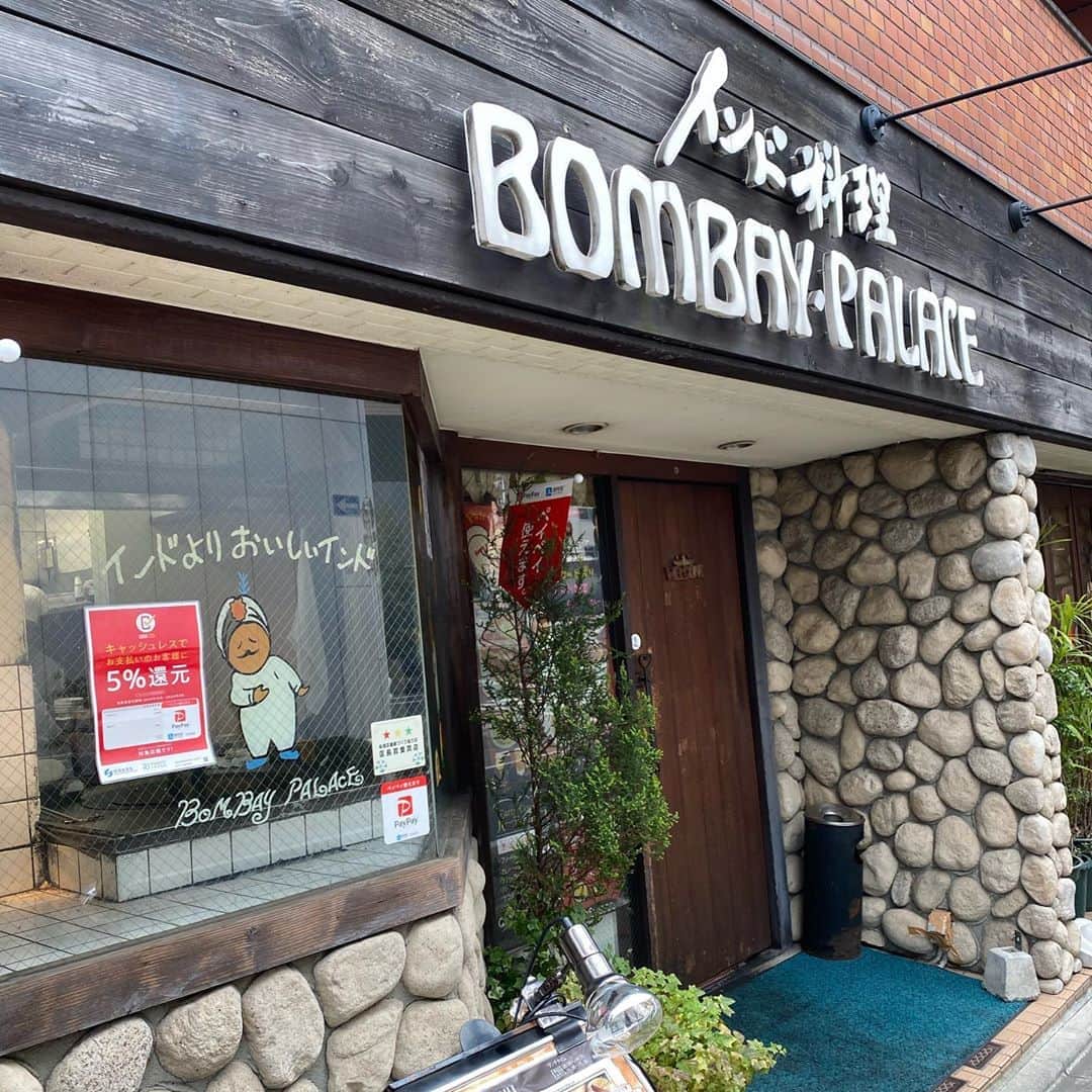 みずしな孝之のインスタグラム：「ボンベイパレスの絵がかわいい。 カレーもおいしい（写真はない）。」