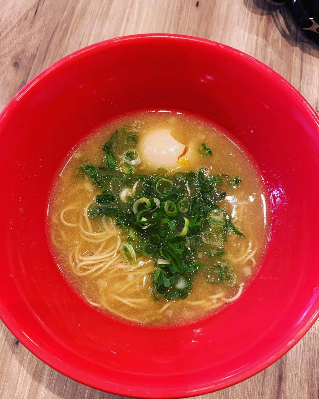 まぜそば・らーめん 覇丸堂のインスタグラム：「今日の賄い！！ ｢醤油豚骨ラーメン！｣ 普段はちゃんとチャーシューとメンマ 入っております👍🏼 ・ 今日は麺だけの気分でした💭🤫 ・ #覇丸堂#濃厚#まぜそば#追いめし#油そば #豚骨らーめん#とんこつラーメン #はまぐりラーメン#塩ラーメン #台湾まぜそば#塩まぜそば #唐揚げ食べ放題#からあげ#唐揚げ#近畿大学#近大 #食べ放題#腹パン#東大阪 #麺スタグラム #飯テロ#食テロ」