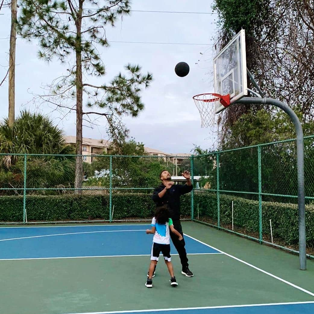 ナニさんのインスタグラム写真 - (ナニInstagram)「We were playing a Dad vs Son game, until he decided to take the ball home 😂🤷‍♂🏀 @exploriaresorts  #VamosOrlando #ExploriaLife #family #orlando」1月22日 4時57分 - luisnani