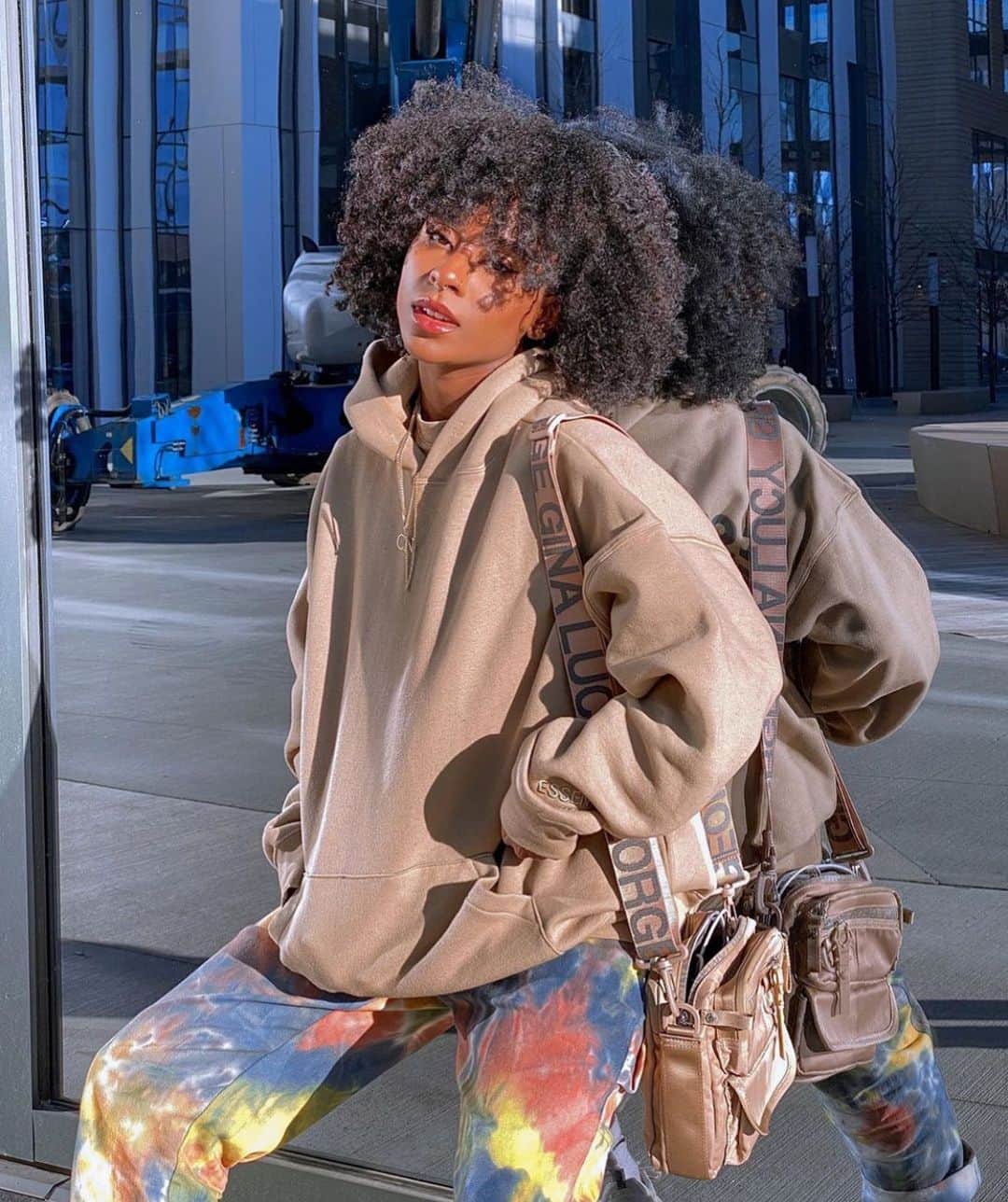 ジョージジーナ&ルーシーのインスタグラム：「@simply.cie rocking our „Inspector T“ which is on sale! Check out our online store and save up to 40% on nearly everything 🔥🔥🔥 #georgeginalucy #gglsquad」