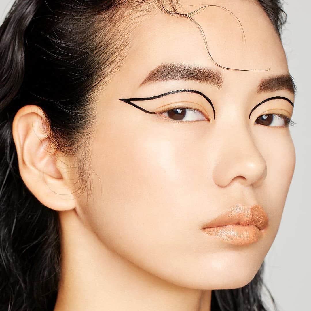 資生堂さんのインスタグラム写真 - (資生堂Instagram)「Wing it like makeup artist @nannan_makeup with ArchLiner Ink, an ultra-precise and ergonomic liquid liner that eliminates any blind spots. Keep the attention on eyes with a quick swipe of VisionAiry Gel Lipstick in Cyber Beige. #ShiseidoMakeup #JapaneseBeauty #JBeauty」1月22日 5時19分 - shiseido