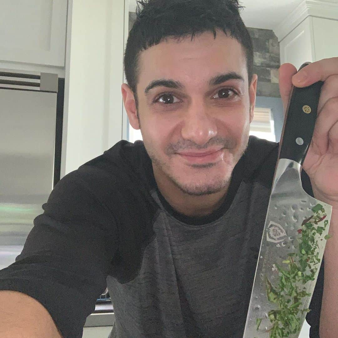 エリス・ガベルのインスタグラム：「Healthy Health time! Thank you United Team Elyes for the Knife and other gifts. Your generosity is appreciated, and it made a lovely little salad. FEED ME! Best start to the New Year!」