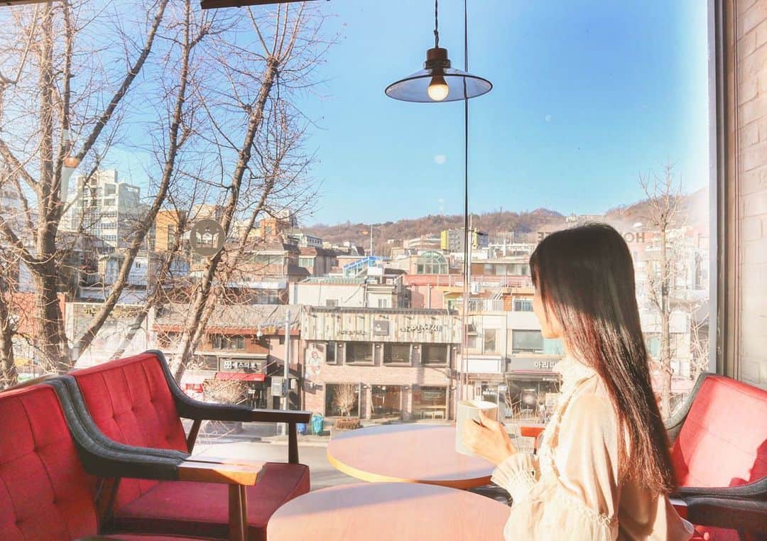 大桃美代子さんのインスタグラム写真 - (大桃美代子Instagram)「ソウルは素敵なカフェが多い☕️。 景福宮のチェーン店のカフェからの景色。  人が暮らす街並みが見える場所でした。  有名観光地だから、ちょっと歩き疲れたらカフェへ。  日本だとよく行くお店が決まっているけど、  ソウルでは、新しいお店を探すのが楽しい。  バスにパスポートいりのバックを忘れて大騒動！🤣😱 2020/1/22日のブログに書いています。  プロフィールから飛んでくださいね。  今日は、一粒万倍日。  良い一日を。。。 #ソウル#seoul #seoulcafe #seoultrip #ソウルグルメ#景福宮 #バス#cafe #hollyscoffee #カフェ巡り #カフェ好きな人と繋がりたい #funtotrip #一歩先を歩く #lw1月の旅」1月22日 5時26分 - miyoko_omomo
