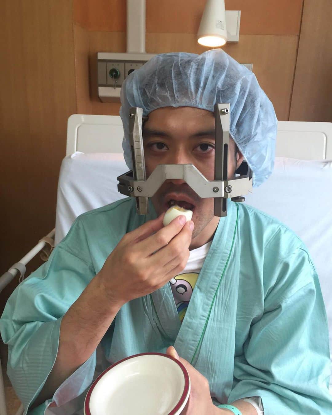 内田朝陽さんのインスタグラム写真 - (内田朝陽Instagram)「🔸🔸この写真は4年前の写真です🔸🔸 僕自身、脳腫瘍の手術の際に音楽を流してもらった経験がある。  僕はガンマナイフ治療だったので、頭蓋骨まで貫通させた4本のネジの箇所への局部麻酔と、点滴による安定剤の投与で意識はある状態だったので音楽は聞こえた。  自分で好きな曲を選んでCDに焼き入院し持ち込んだ。  選曲している時に本当の自分が知れた気がした。 死に直面した人間は素直になる。  以下が僕が入院前夜に作った「Power to the ASAHI」と名付けたプレイリストです。  Human Nature -Michael Jackson It’s Okay - Des’ree Sugar - Maroon5 Man In The Mirror - Michael Jackson Star Wars Main Theme - John Williams My Father’s Eyes - Eric Crapton Don’t stop Believin’- Gree Cast Bang Bang - Jessie J,Ariana Grande,Nicki Minaj Don’t know Why - Norah Jones California Roll - Snoop Dog Doom and Groom - The Rolling Stones Kiss Of Life - Sade I Just Call To Say I Love You - Stevie Wonder This Is It - Michael Jackson  音楽をかけながら治療しようと提案くださった東京女子医科大学病院の林基弘先生に感謝を込めて。 先生ありがとう😊」1月22日 5時29分 - asahi_uchida