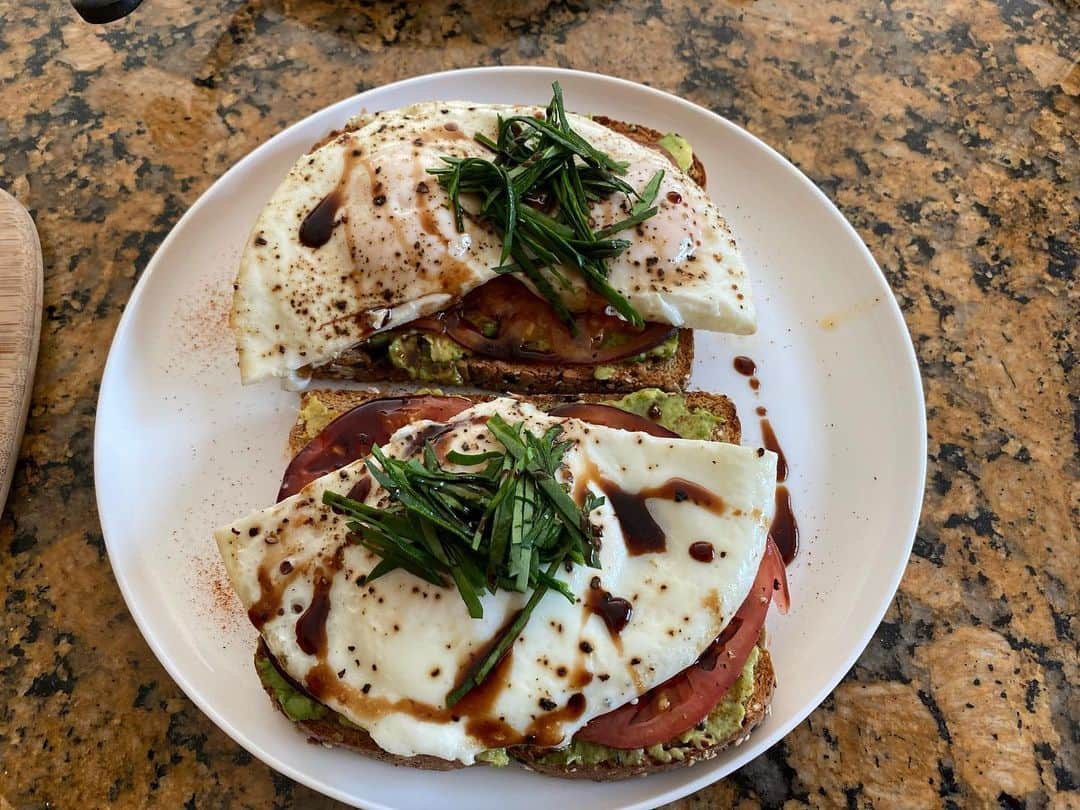 ルーカス・グラビールさんのインスタグラム写真 - (ルーカス・グラビールInstagram)「I love #avocadotoast. This is how I make mine at home. . . . . Smashed avocado with salt, pepper, avocado oil, and paprika.  Thinly sliced tomatoes dressed the same. Over easy eggs. S&P, coconut oil.  Spinach thinly sliced with a spray of amino acids. (Soy sauce) And drizzled with balsamic vinegar. Yum!」1月22日 5時33分 - mrgrabeel