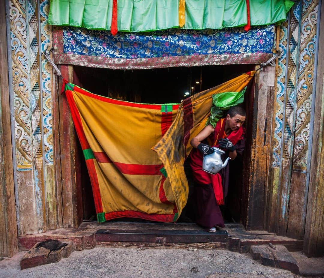 Michael Yamashitaさんのインスタグラム写真 - (Michael YamashitaInstagram)「A young monk runs for a refill of butter tea for the 80 monks at Litang Monastery. Visit @shangrila_teahorseroad to see Litang Monastery, and follow the journey along the ancient Tea Horse Road. #litang #sichuan #kham #chamagudao #teahorseroad #tibetan #tibetanbuddhism」1月22日 5時55分 - yamashitaphoto