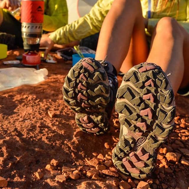 のインスタグラム：「Oboz bottom packages are designed to deliver the right stability, flexibility, cushioning and support you need for the trail.⠀ ⠀ The Granite Peak bottom package has shaped our Bridger styles over the years, and you'll see it updated in our new-for-spring Premium line—it's great for day hiking, yet burly enough for a multi-day backpacking trip. If you're tired of feeling rocks and roots underfoot, choose a style that has this bottom package.⠀ .⠀ .⠀ .⠀ .⠀ #truetothetrail #hikingboots #hiking #backpacking #trekking #obozfootwear #tread」
