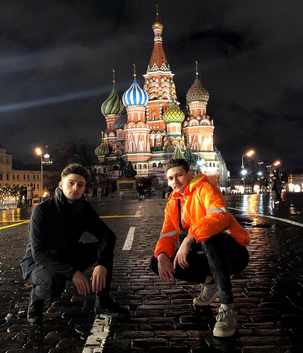 ブレンダン・ケリーのインスタグラム：「Travelled all the way to Moscow just so he could have us take this pic... 🙄 🇦🇺 -> 🇷🇺 #ptba #aussie #bromance #moscow #bluesteel #posers」