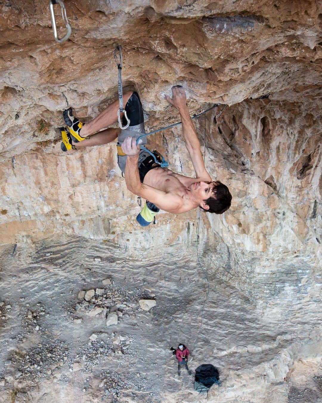 アレックス・オノルドのインスタグラム：「@mikehopkinsphotography got this nice pic of me doing an end of the day fitness lap on one of my favorite limestone routes around Vegas - Countdown to Ecstasy 5.13a.  It’s been a lovely season of hiking uphill in the snow to get to the crag but basking in the sun once we’re there. Seriously love the climbing around town...」