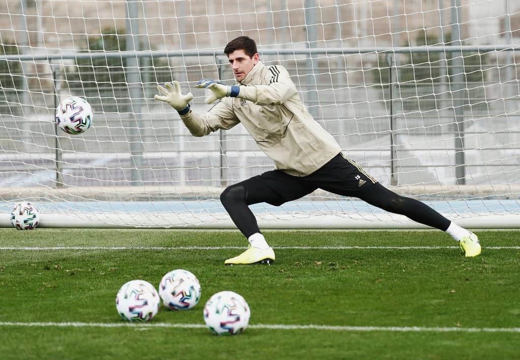 ティボ・クルトゥワのインスタグラム：「⚽️👐🏻 #HalaMadrid #copadelrey」
