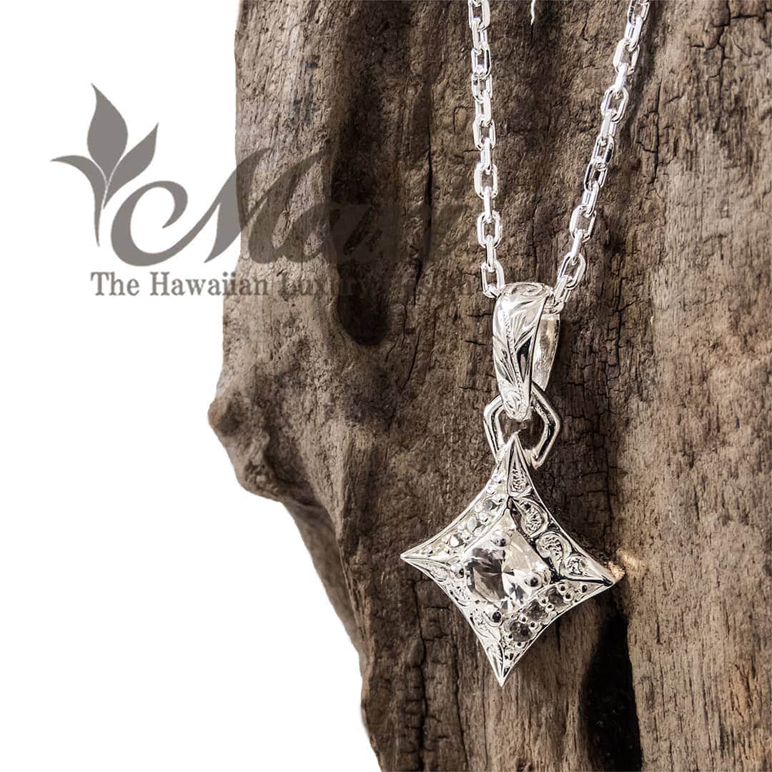 のインスタグラム：「Hoku pendant with white quartz engraved Hawaiian scroll design⭐🌊⭐🌊🤙✨ #maxi #maxihawaiianjewelry #hawaiianjewelry #hawaiianheirloom #engraving #hawaii #hawaiian #pendant #hoku #star #マキシ #マキシハワイアンジュエリー #ハワイアンジュエリー #ハワイ #ハワイアン #ペンダントトップ #ホク #星 #スター」