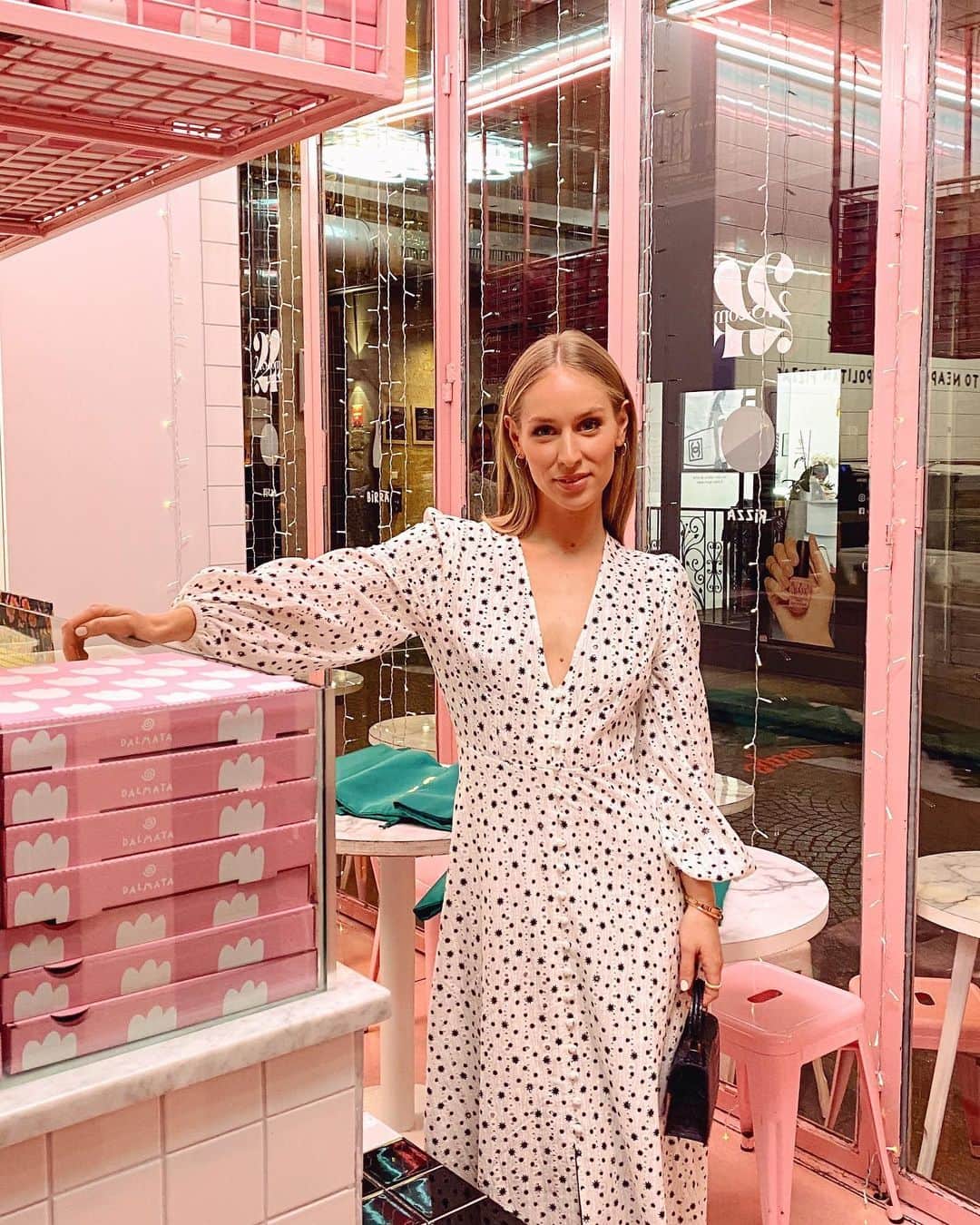 Carin Olssonさんのインスタグラム写真 - (Carin OlssonInstagram)「A few favourite moments from yesterday, including unbeatable Parisian views, pizza for dinner thanks to @rixo & @24s, the dreamiest ride anyone could ever ask for @sixiemeetoileparis, @dior magic, @ralphandrusso sparkles and so much more 😌💛」1月22日 6時40分 - parisinfourmonths