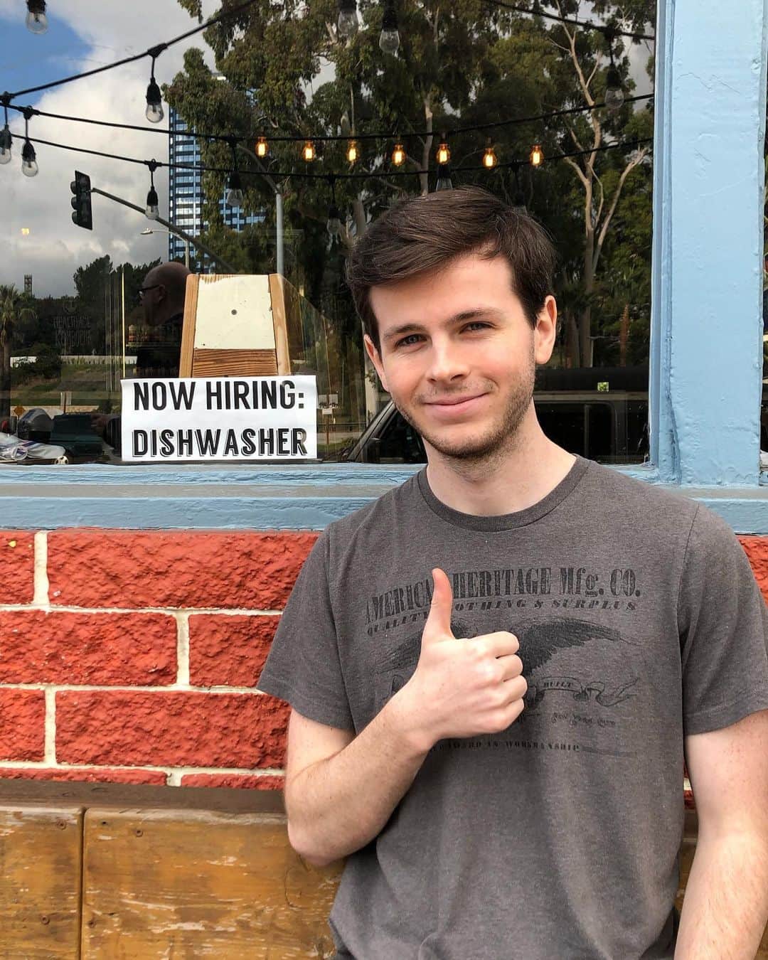チャンドラー・リッグスのインスタグラム：「dm me if you need your dishes washed, $5 off your first booking with code WHYGOD」