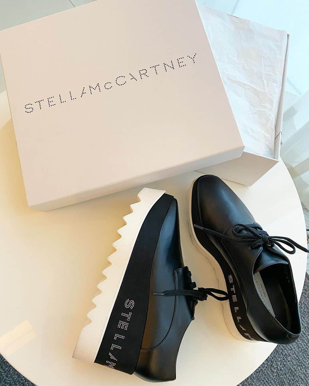 新部宏美さんのインスタグラム写真 - (新部宏美Instagram)「new🖤 * #stellamccartneyshoes#stellamccartney#ステラマッカートニー#ステラ#免税店」1月22日 6時49分 - piromin_1202