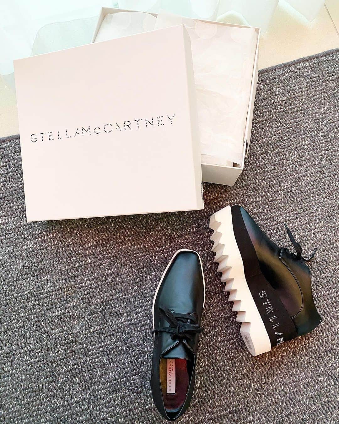 新部宏美さんのインスタグラム写真 - (新部宏美Instagram)「new🖤 * #stellamccartneyshoes#stellamccartney#ステラマッカートニー#ステラ#免税店」1月22日 6時49分 - piromin_1202