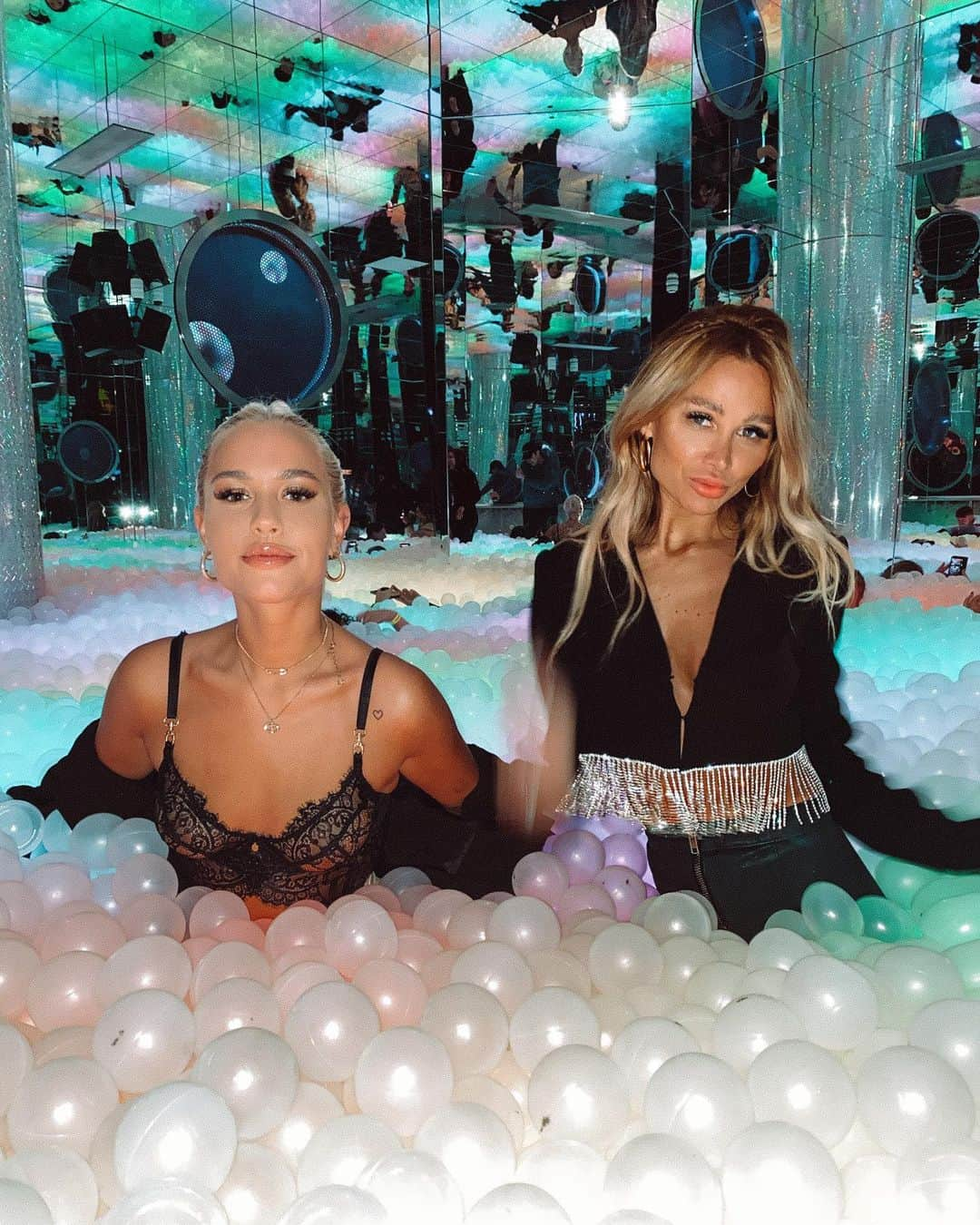 ルー・ティーズデールさんのインスタグラム写真 - (ルー・ティーズデールInstagram)「Am I too old to be in clubs with ball pools in? - Suit - @itsnbd @revolve @mtvex」1月22日 7時07分 - louteasdale