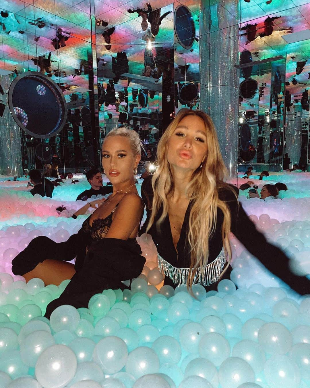 ルー・ティーズデールさんのインスタグラム写真 - (ルー・ティーズデールInstagram)「Am I too old to be in clubs with ball pools in? - Suit - @itsnbd @revolve @mtvex」1月22日 7時07分 - louteasdale