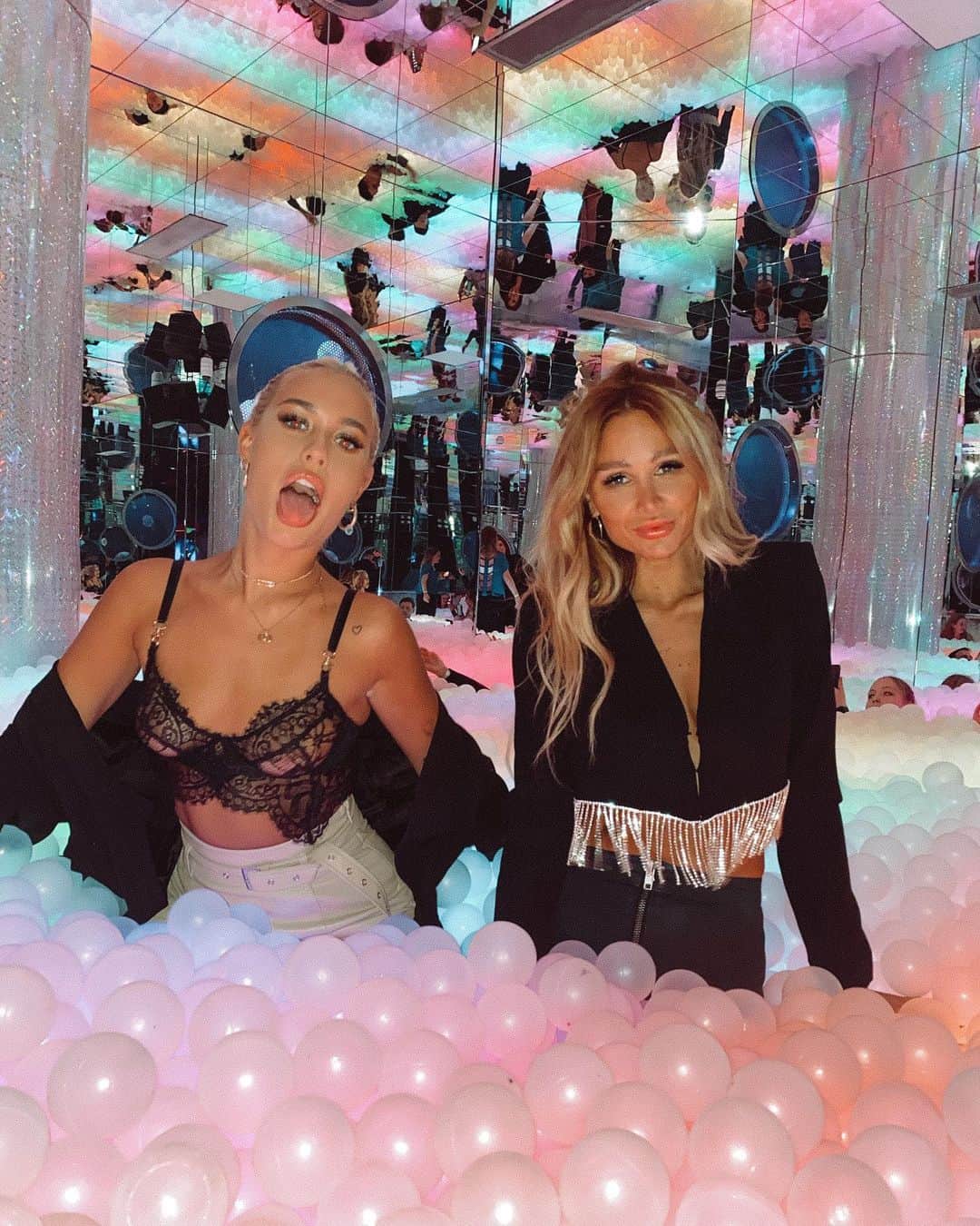 ルー・ティーズデールのインスタグラム：「Am I too old to be in clubs with ball pools in? - Suit - @itsnbd @revolve @mtvex」