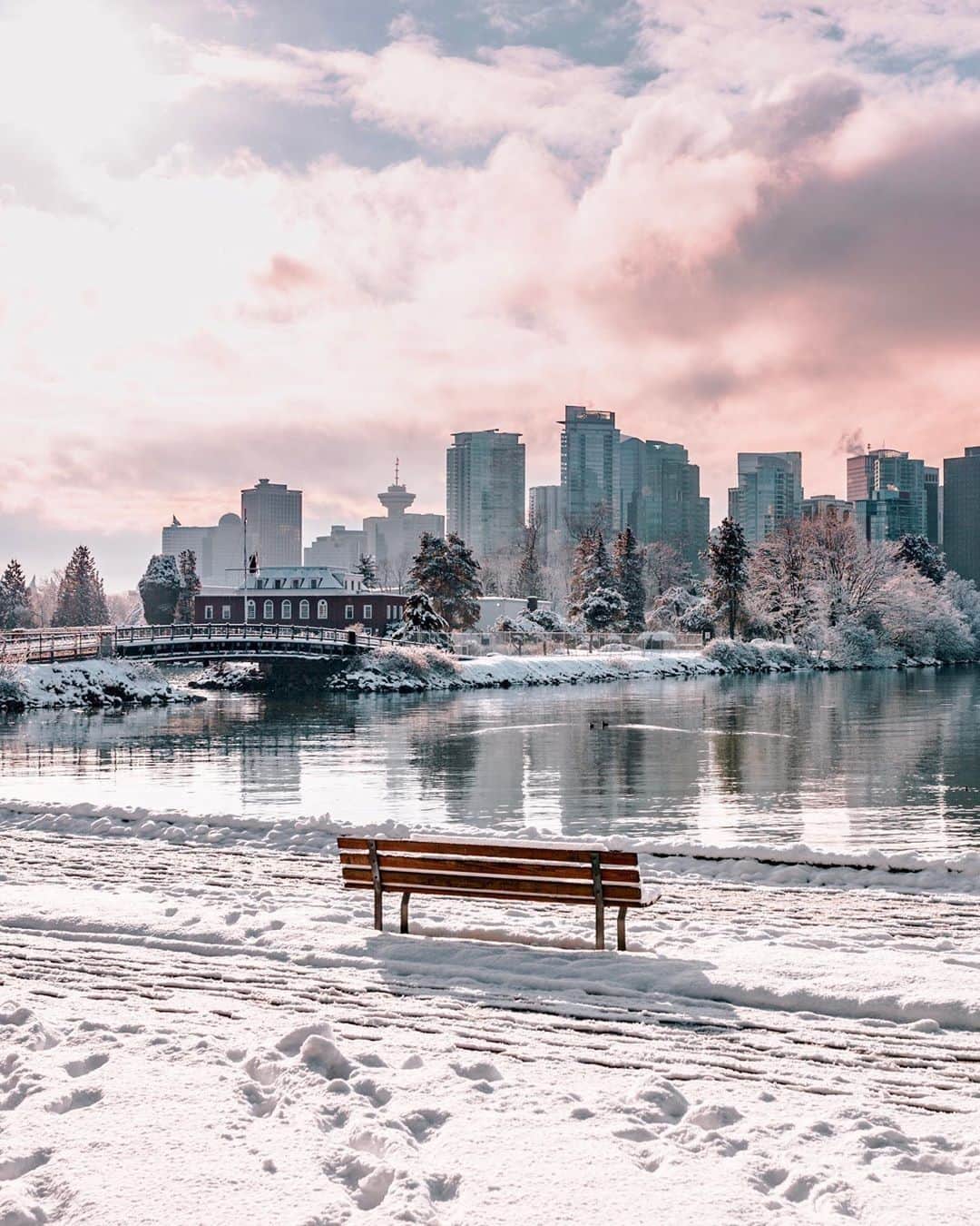バンクーバー観光局- Tourism Vancouverのインスタグラム：「先週バンクーバーでは雪が積もりました。スタンレーパークも白く染まり、見える景色もいつもとは違う神秘的な印象に。⁠ 📷 : @kwong_kevin(Instagram)⁠ .⁠ .⁠ .⁠ #カナダ #バンクーバー #Vancouver #旅 #旅行 #女子旅 #旅好き #一人旅 #海外旅行 #トラベル #旅女子 #旅行好きな人と繋がりたい #旅好きな人と繋がりたい #旅行好き #旅行大好き #旅行行きたい #旅に出たい #海外 #旅の記録 #旅の思い出 #旅行記 #旅したくなるフォト #マイトリップ #マイトリ #retrip_global #風景 #世界一周 #ダレカニミセタイケシキ #スタンレーパーク #雪景色」