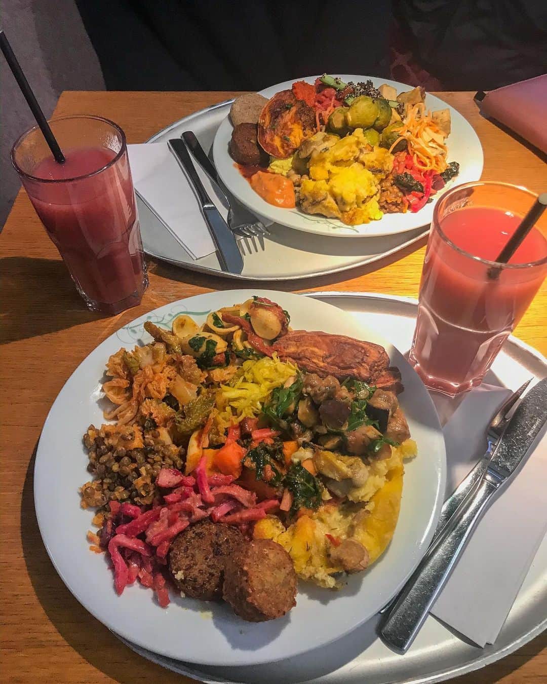 Eat With Steph & Coのインスタグラム：「Veganuary @tibits_uk and it was a paradise for anyone still on this bandwagon. Amazingggg selection of delicious vegan and plant based foods that tastes insane and I’d honestly come here to be vegan any day. Seriously wonderful stuff. Help yourself and pay by weight kinda concept. Check these guys out. Highly recommended!!!!!! 😍 #veganuary #veganfood #buffet #anazing #yum #sogood #delicious #healthyfood #healthish #paybyweight #lunchtime #lunching #feast #recommended #timeoutlondon #golondonfood #veganlife」