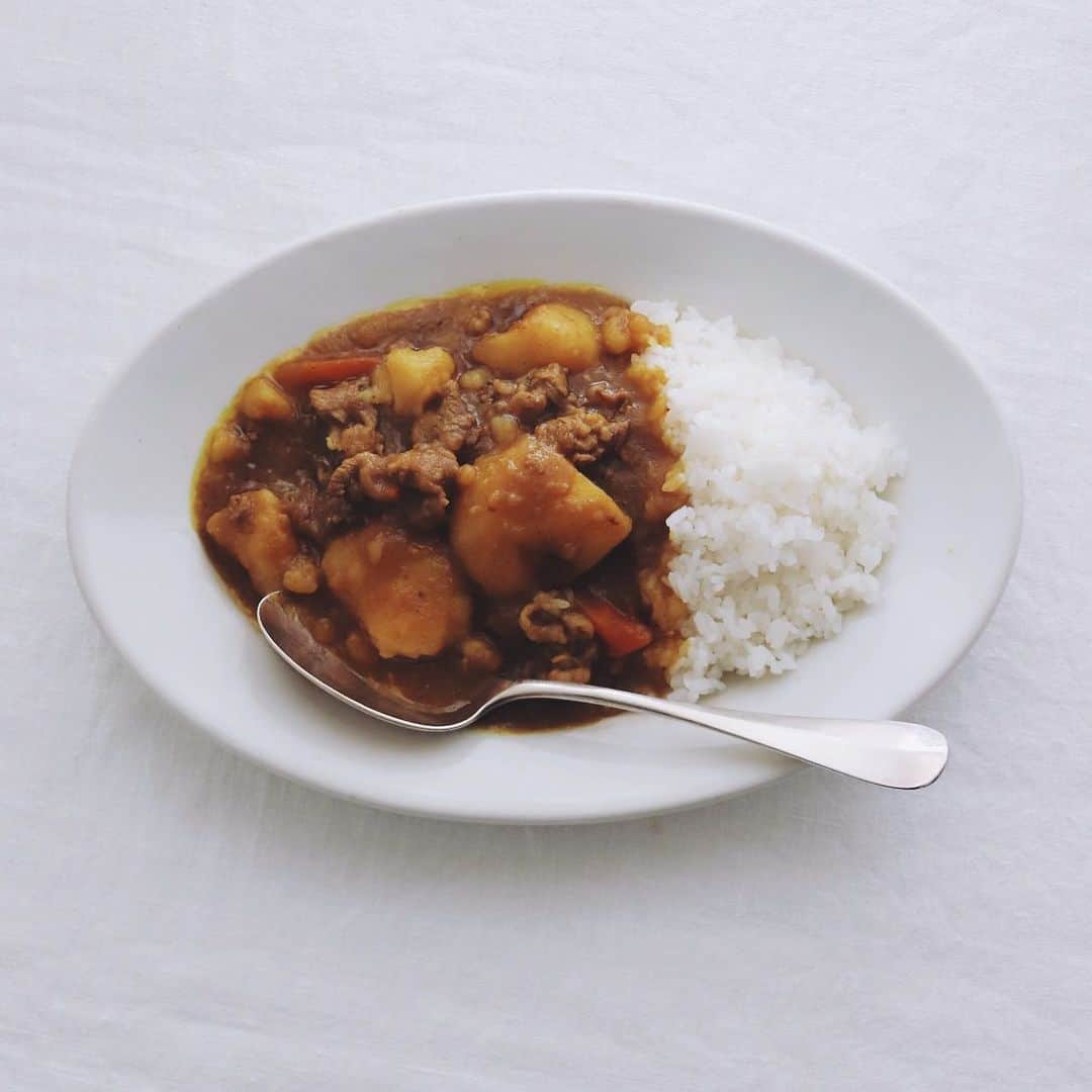 樋口正樹さんのインスタグラム写真 - (樋口正樹Instagram)「nikujaga curry . 朝の肉じゃがカレー。 Ｓ＆Ｂの赤缶の粉と バターを少量加えた 優しい味わいの一皿。 . . #🍛 #家庭の味 #優しい味 #カレーライスの日 #カレーの日 #エスビーカレー粉 #肉じゃがカレー #カレーライス #みんなのおうちカレー #エスビーカレーアンバサダー #nikujagacurry」1月22日 7時59分 - higuccini