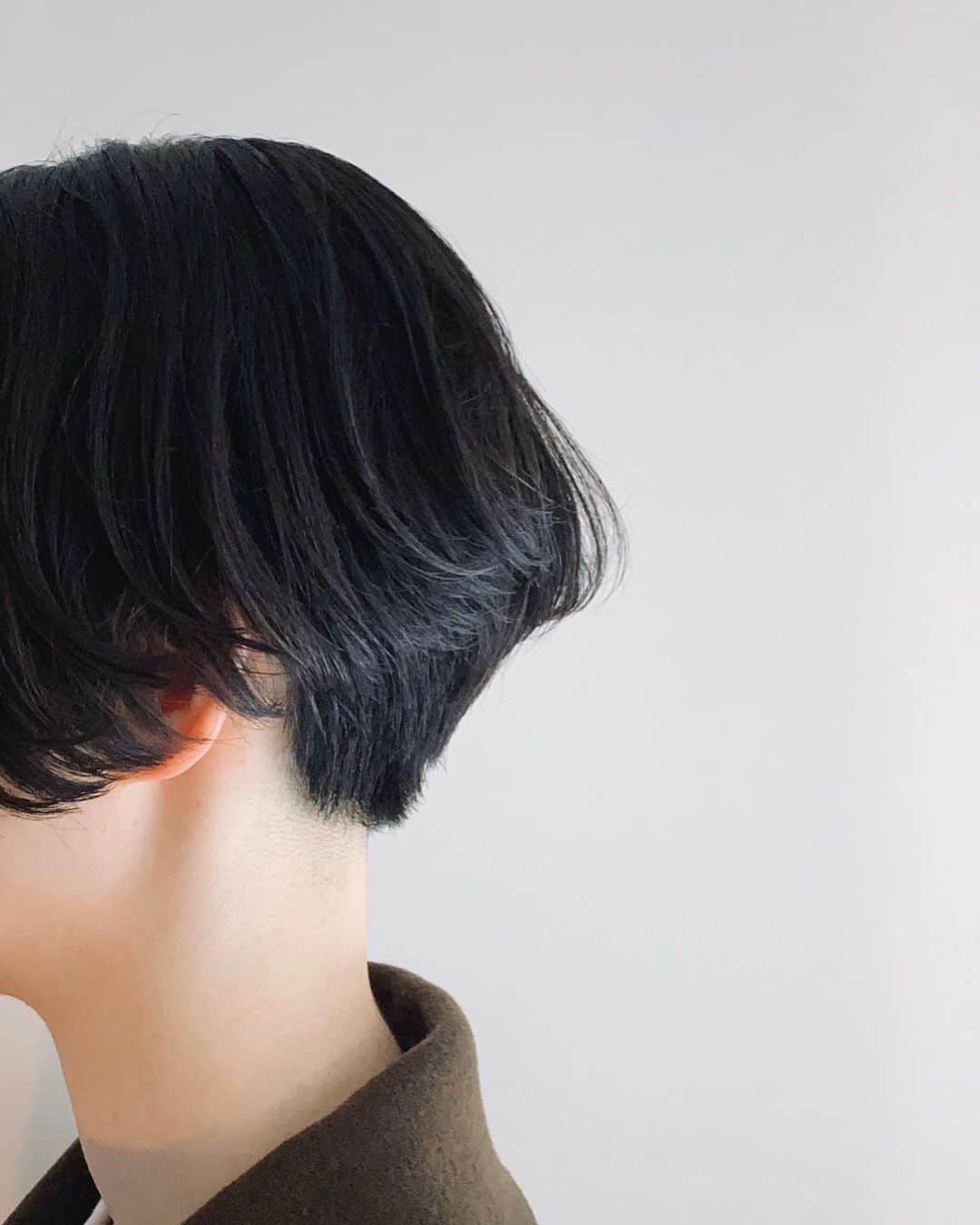 のインスタグラム：「いつくし初め🎍 @itsukushi_hair  @komatsukeisuke . . . . . 早く肩までつかないかなー🙍🏻‍♀️ #いつくし #blackshorthair」