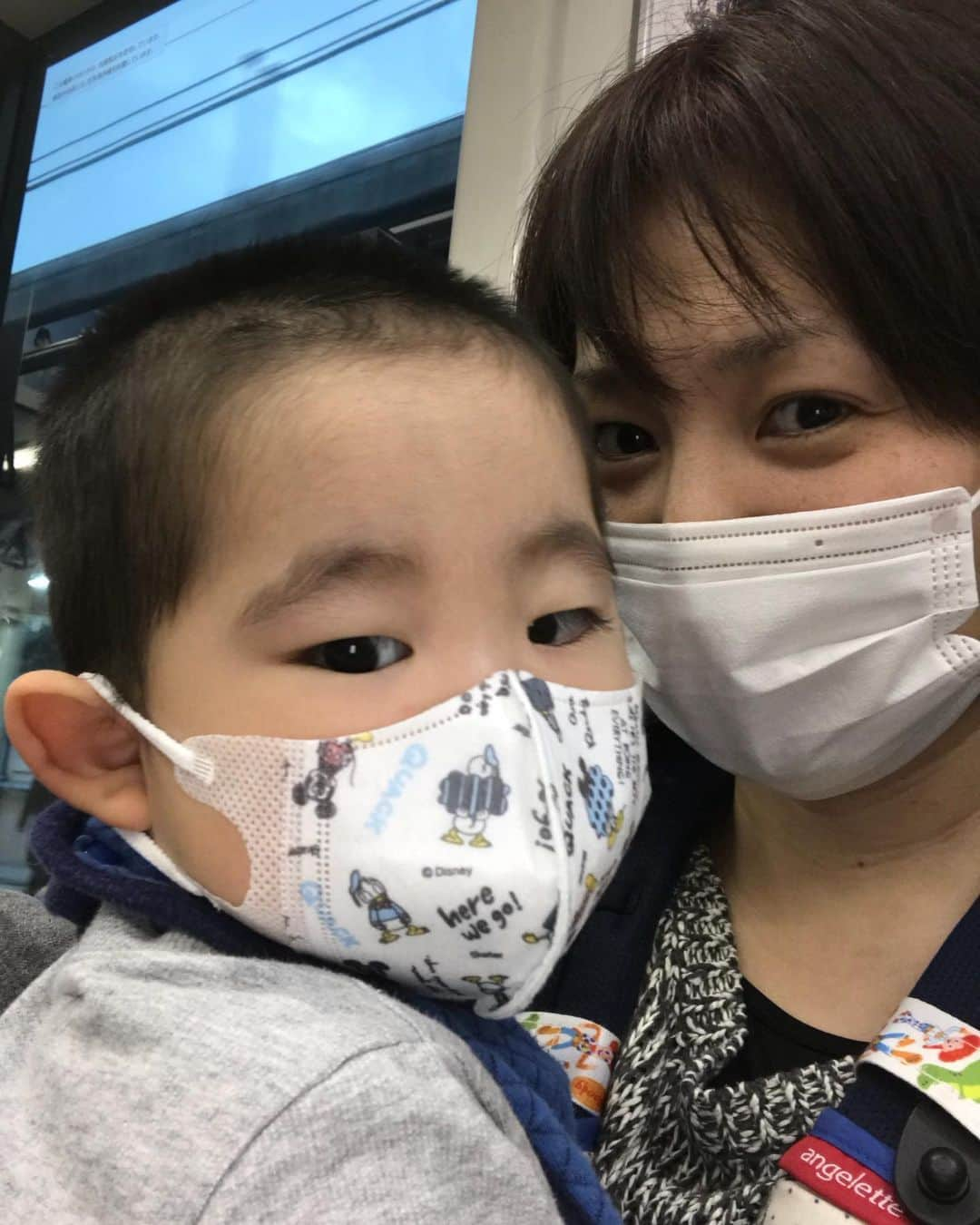 高橋みゆきさんのインスタグラム写真 - (高橋みゆきInstagram)「5:30に起きて💨電車移動中🚃今日はロケです🎶🎶😄楽しみ❣️ #ロケ #子供用マスク #すんなり着けてくれた」1月22日 7時58分 - shin_miyukichi