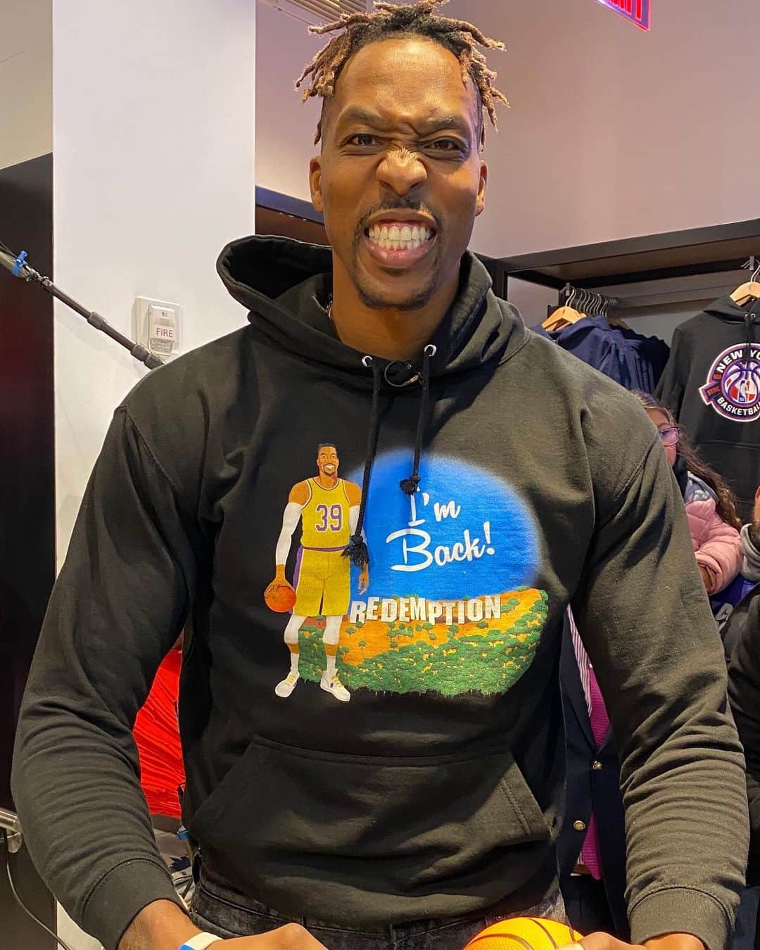 NBAさんのインスタグラム写真 - (NBAInstagram)「While visiting the @nbastore in NYC @dwighthoward made official that he will participate in the #ATTSlamDunk Contest at NBA All-Star 2020 in Chicago on February 15th on TNT!」1月22日 8時08分 - nba