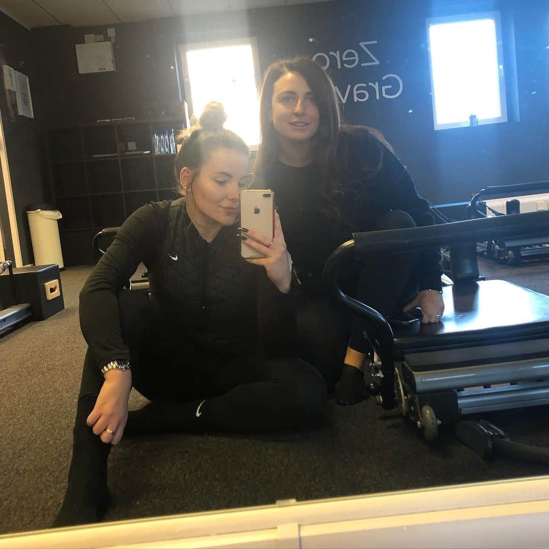 ジョージア・コウソウロウのインスタグラム：「Pushing myself out my comfort zone & trying new things is my goal for 2020 .. thank you @zerogravitypilates for helping me do this 🙏 & thanks @elizabethfsullivan for making me try new things 🤪」