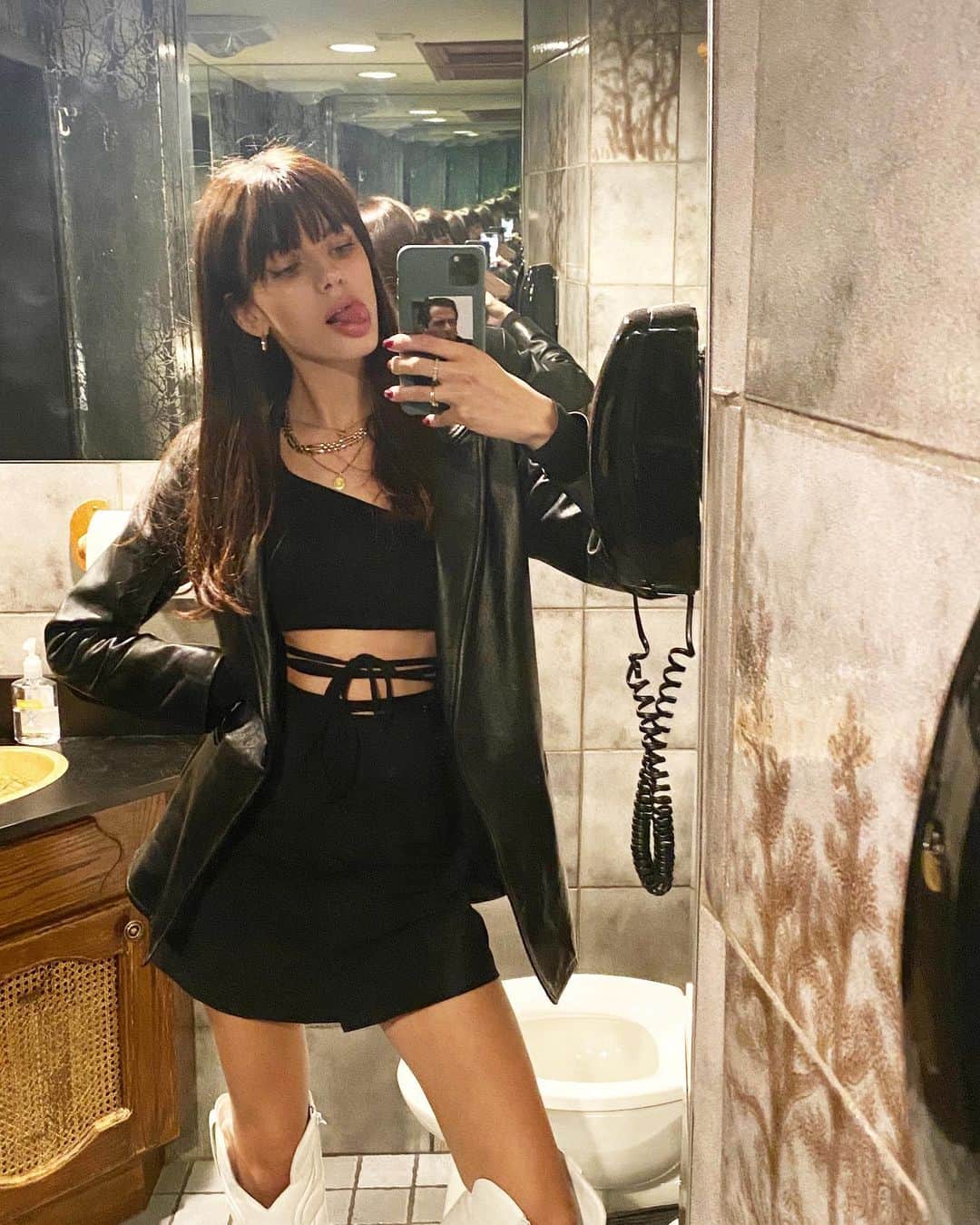 ソニア・ベン・アンマーのインスタグラム：「Just a girl, a toilet, a phone, and Michael Scott」