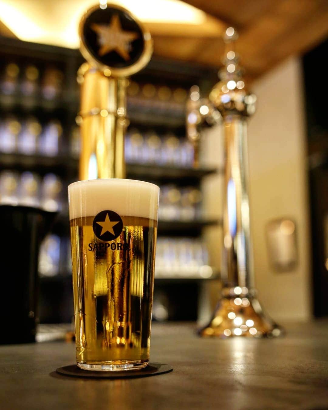 く～さんのインスタグラム写真 - (く～Instagram)「勝手にSAPPORO祭り 1.銀座のスタンディング 2.ヱビスビール 3.瓶ビールの赤星も  クラフトビールも好きですが、大手のビールも好きです。外で飲むと尚更美味しい😋朝から失礼しますっ。 #ビール #ビールクズ #ビール好き #サッポロビール #ヱビスビール #サッポロ黒ラベル #サッポロラガービール #ビール女子 #ビールおばさん #外飲み #トコトコサケメグリ #飲酒タグラム #beerbar #beer #beerstagram #thirsty #cheers #igersjp #tokyocameraclub #yebisu #sapporobeer」1月22日 8時12分 - cafecafecoo
