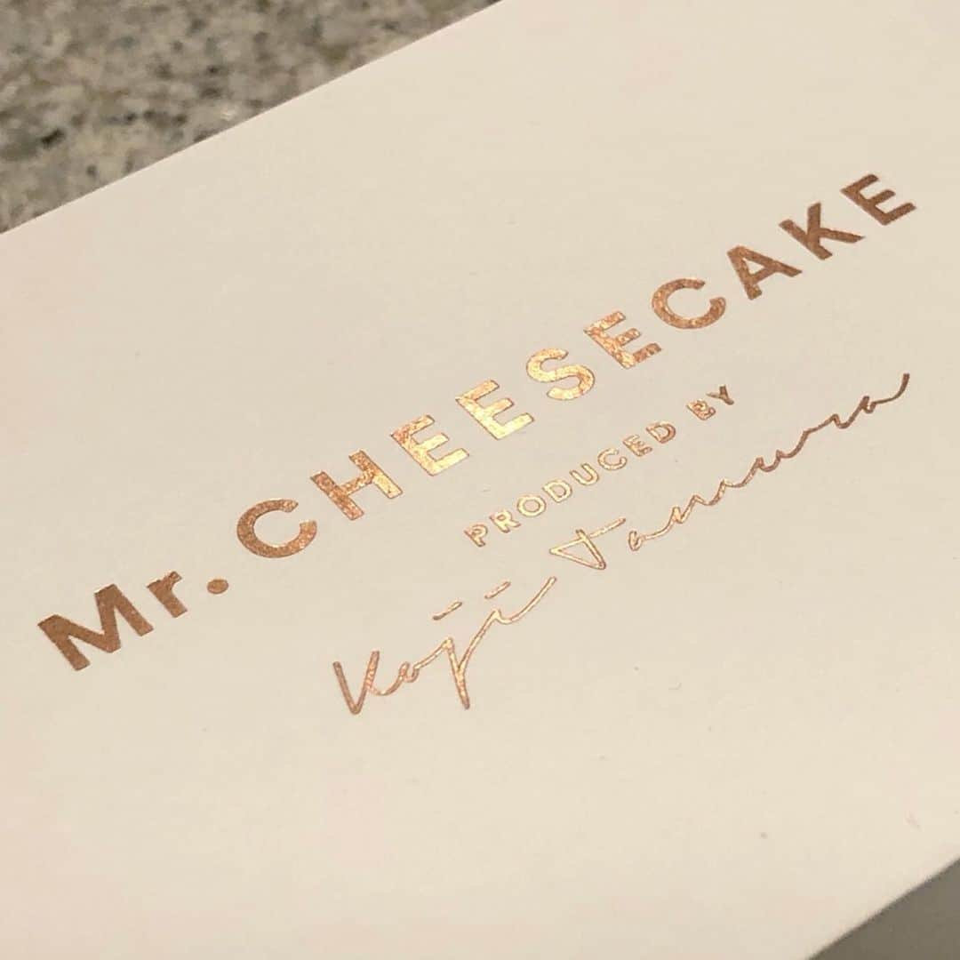 vo_coのインスタグラム：「🧀 昨日は拙宅にてお取り寄せの #鈴和商店 のきりたんぽの会でした 美味しいもの好きの集まりなので、皆さんお酒もお土産も美味しいもの持ってきてくれて毎回楽しみ！ 昨日は念願のMr.CHEESECAKEが食べれて至福でしたん クラウドファンディング限定の金木犀の香りのチーズケーキ、美味しかったです なぎちゃん @nagiko ありがとうございました！またお待ちしております笑 #MrCHEESECAKE」