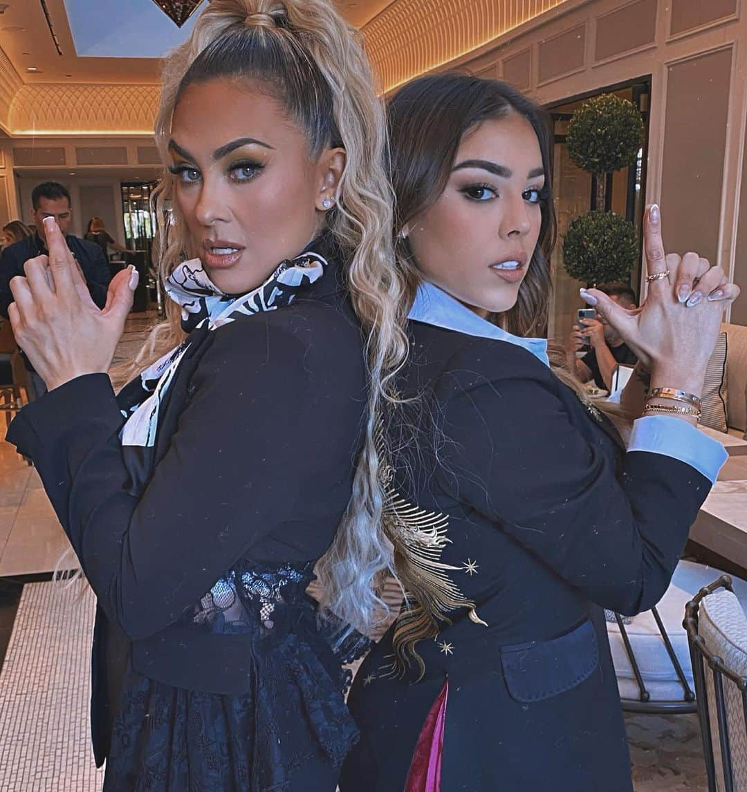 Danna Paolaさんのインスタグラム写真 - (Danna PaolaInstagram)「Con Las Sandoval... Nadie se mete 🔫😈 🔥 #LaDoña cuidaoooooo! 🤭」1月22日 13時51分 - dannapaola