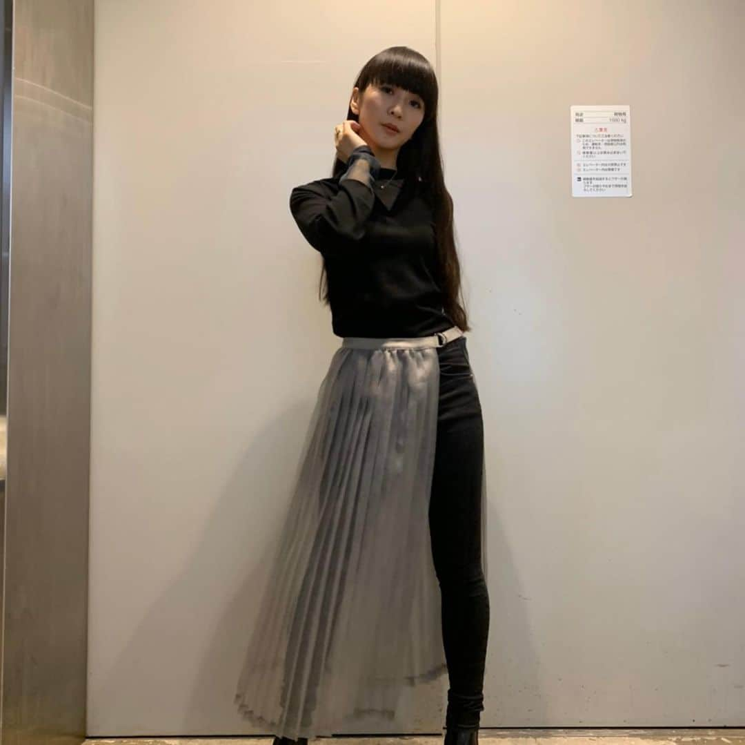 Perfumeさんのインスタグラム写真 - (PerfumeInstagram)「Perfume Closet 第4弾Phase2 Pop Upスタートしましたー！！﻿ グレーのスカートはシアーのほうだけパンツに重ねてこういう着こなしもできるよ♪﻿ ぜひチェックしてね！﻿ ﻿ かしゆか﻿ #prfm﻿ #PerfumeCloset﻿ #渋谷スクランブルスクエア #shibuyascramblesquare ﻿ Perfume Closet Part4, Phase 2 Pop-Up shop starts today! This is another look of the 2WAY PLEAT SKIRT. You can wear the sheer material only, together with pants♪ Don’t miss the chance to check it out! KASHIYUKA」1月22日 13時52分 - prfm_official