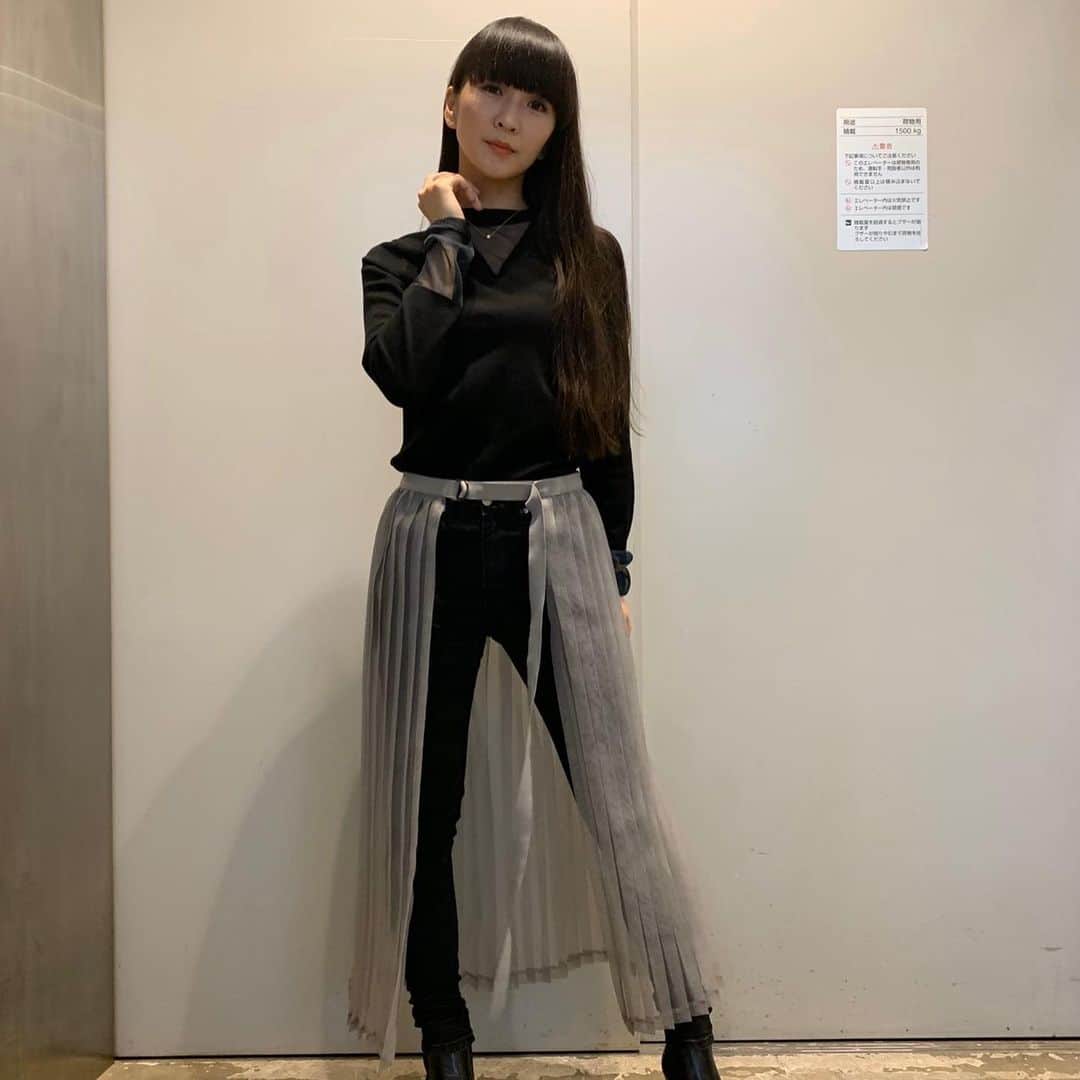 Perfumeさんのインスタグラム写真 - (PerfumeInstagram)「Perfume Closet 第4弾Phase2 Pop Upスタートしましたー！！﻿ グレーのスカートはシアーのほうだけパンツに重ねてこういう着こなしもできるよ♪﻿ ぜひチェックしてね！﻿ ﻿ かしゆか﻿ #prfm﻿ #PerfumeCloset﻿ #渋谷スクランブルスクエア #shibuyascramblesquare ﻿ Perfume Closet Part4, Phase 2 Pop-Up shop starts today! This is another look of the 2WAY PLEAT SKIRT. You can wear the sheer material only, together with pants♪ Don’t miss the chance to check it out! KASHIYUKA」1月22日 13時52分 - prfm_official