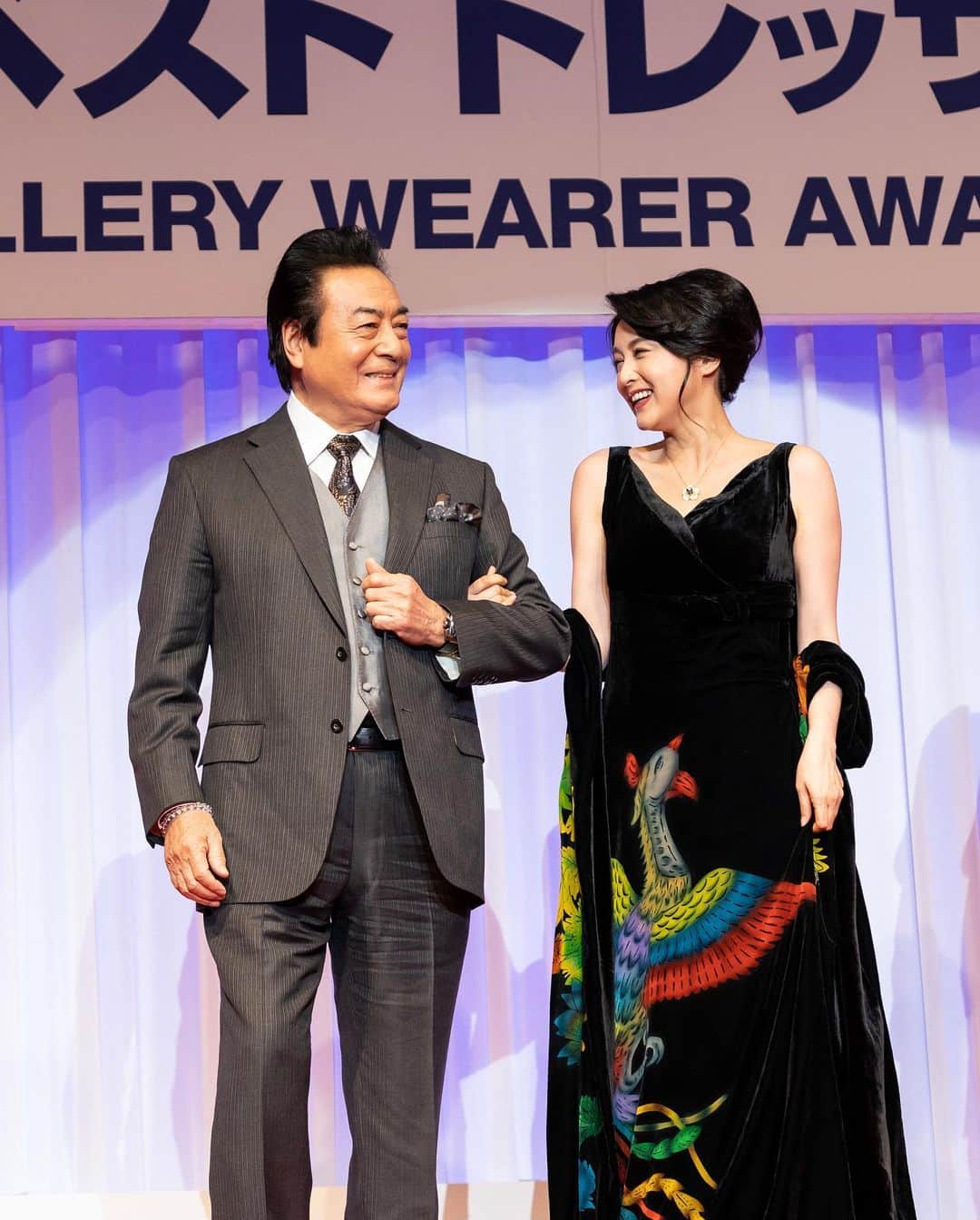 Fashionsnap.comさんのインスタグラム写真 - (Fashionsnap.comInstagram)「【#ニュース_fs】「第31回 日本ジュエリー ベスト ドレッサー賞」を俳優の田中圭さんや女優の有村架純さん、木村文乃さんらが受賞。授賞式には、各部門に輝いた受賞者たちがドレスアップして登場しました。10代部門に選出されたKōki,さんは授賞式で白いノースリーブのジャンプスーツを着用。「輝くジュエリーに見合う女性になれるように、今後も精進します」とコメントしました。 @koki  @kasumi_arimura.official @fuminokimura_official @maoasada2509  #ジュエリー #ベストドレッサー #授賞」1月22日 13時56分 - fashionsnapcom