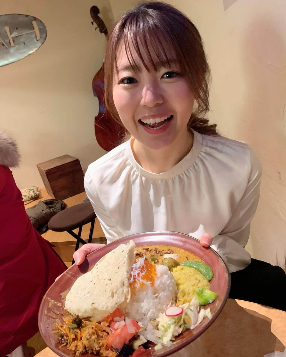 森直美さんのインスタグラム写真 - (森直美Instagram)「やっと行けたLaLaカレー🍛カレーにイクラ‼︎?のインパクト。一口食べると、カレーの中で弾けるイクラのプチッ♪溶け出すイクラの甘みとカレーが相性抜群！肝心のルーは、じわじわと身体を駆け巡るスパイスの刺激が最高❤️付け合わせも詳しいことは何が何だか分からないけどどれも絶品で混ぜ混ぜして食べると一口ごと違う味わいで止まらなくなる🥄こんな顔になっちゃう（4枚目）衝撃の美味しさでした！ハマる〜　#lalaカレー#ララカレー#間借りカレー#カキイクラカレー#浜名湖牡蠣#イクラ#静岡グルメ#カレーの日」1月22日 13時57分 - naomi_mori63