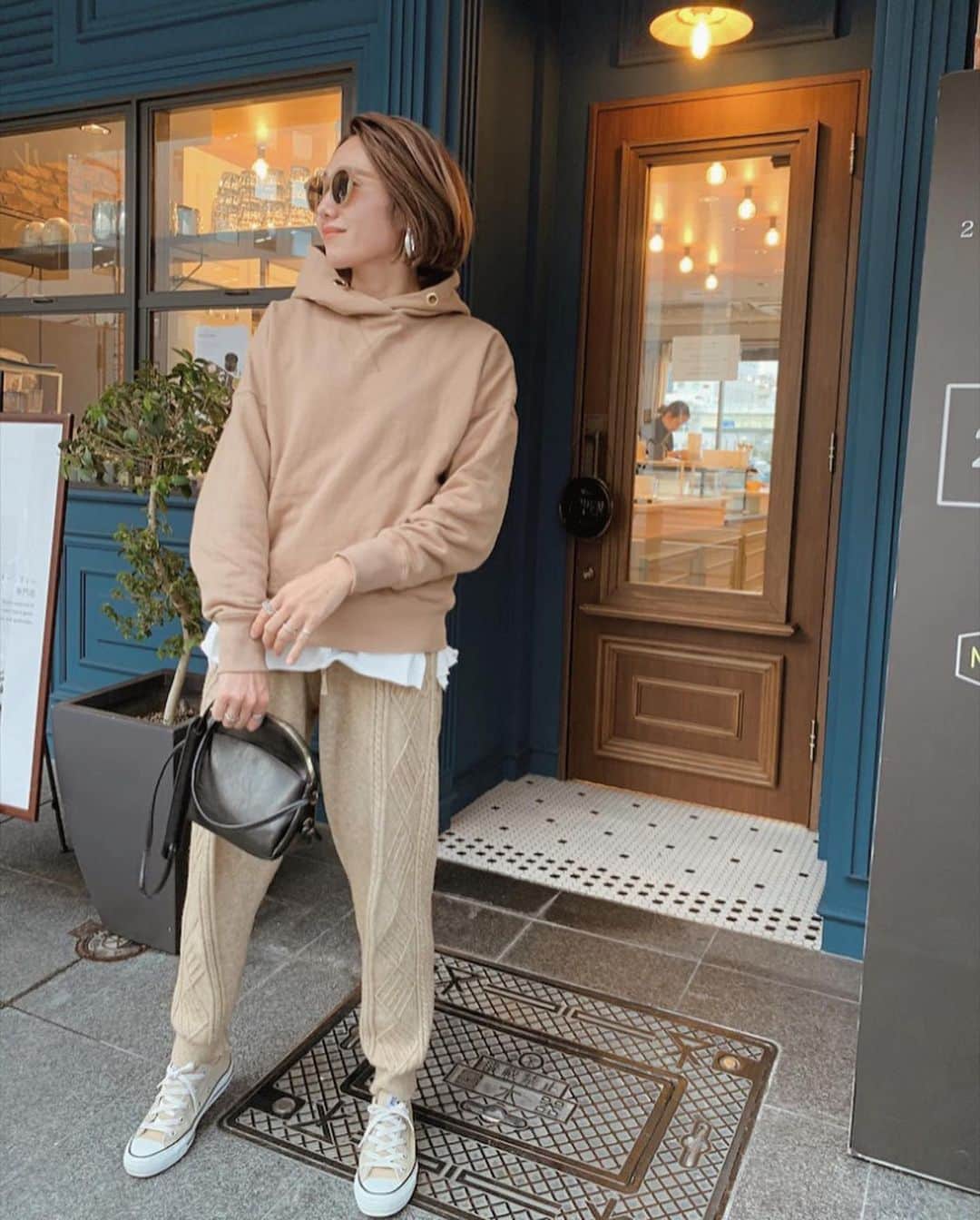 のインスタグラム：「ᵍ ᵒ ᵒ ᵈ  ᵐ ᵒ ʳ ᐢ ⁱ ᐢ ᵍ. .  ベージュの着回しコーデ🐫 . . last sale で、オススメのtops♡ もう何回登場してるやろ♡ @oandi_official . . . ニットパンツは @select.shop.jbg  モチモチ感がたまらないのと、暖かさ、パーフェクト〇。 . . . カジュアルコーデばっかりや. . ┈┈┈┈┈┈┈┈┈┈ ┈┈┈┈┈┈┈┈┈┈ #oandi#selectshopjbg#jbg#着回しコーデ#ベージュコーデ#ワントーンコーデ#ボブヘアー#ボブ #ヘアスタイル#ヘア#ママコーデ#カジュアルコーデ#sale#lastsale#hair#hairstyle」