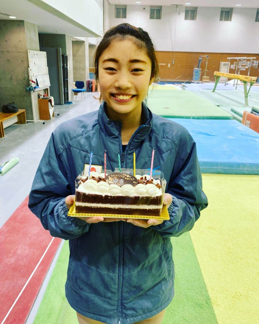 内山由綺さんのインスタグラム写真 - (内山由綺Instagram)「今更投稿だけどお誕生日お祝いしてくれた方々ありがとう♡ プレゼントもメッセージも何もかもがとても嬉しかったです🙏 22歳は飛躍できる一年にできるように頑張ります🥳 どうぞよろしくお願いします！」1月22日 8時41分 - yuki_gym_smile