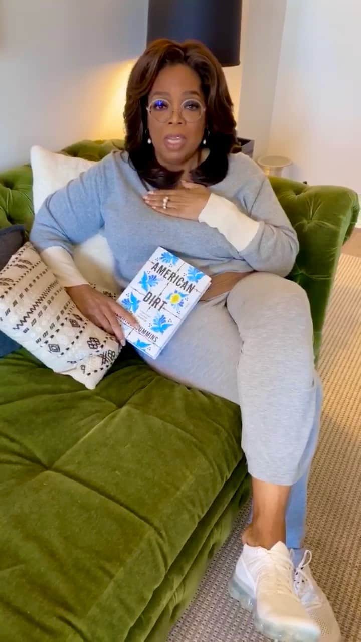 オプラ・ウィンフリーのインスタグラム：「My latest @oprahsbookclub pick “American Dirt” by @jeaninecummins is a novel not for our times, but for THIS moment in our times. This story changed me and hopefully it will change you, too. Link in bio to download your own copy. #ReadWithUs 📚📚📚」