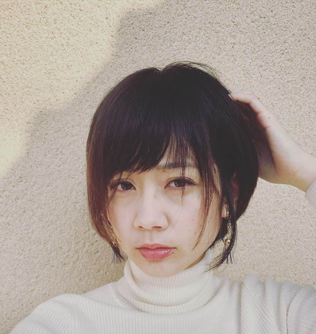 益田麻衣のインスタグラム：「美容室へ。 大人ハンサムショート。  #ヘア #ヘアスタイル #ヘアセット #ショート #大人ショート #ハンサムショート #大人ヘア #ナチュラルヘア #ヘアカット #30代 #美容室 #クラリール #京都 #北山」