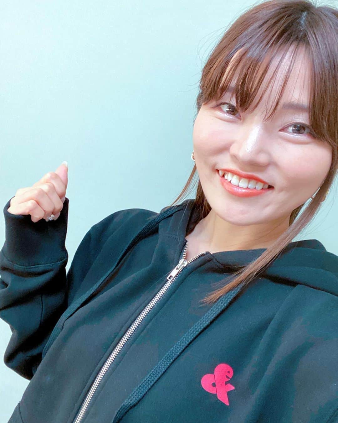 のインスタグラム：「.﻿ DIATV2020新年会で頂いた﻿ ce&の黒のパーカー💕﻿ ﻿ Sサイズが無くてかなり大きめ🙄💦﻿ ﻿ でも大きめダボっと着るのもありかも 😳笑﻿ ﻿ なんか普段持ってない感じで﻿ お洒落良い感じ 😆💕﻿ ﻿ ♡﻿ #ce& #diatv新年会 #diatv #다이아티비 #다이아티비신년회 #diatv신년회」