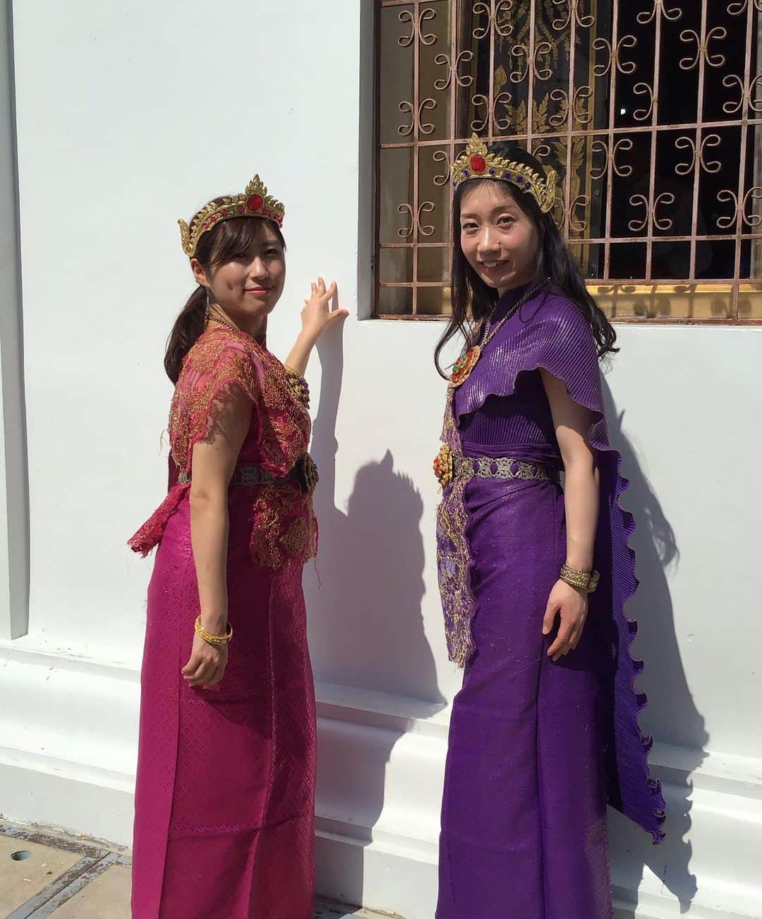 宮崎文子さんのインスタグラム写真 - (宮崎文子Instagram)「#女子旅 っぽいことも  #ワットアルン に行ったら民族衣装を着させてもらいました  基本的には布を巻き付けるスタイル✨  金・紫・緑・青などさまざまな色を選べるハズなのですが、着付けをしてくださったお姉さまが有無を言わさず「ピンク！！！」とご指定いただいため、ピンクになりました笑っ  ちょっとだけjasmineっぽいからいっか(´・ω・｀) #aladdin #ジャスミン #旅コーデ #体験」1月22日 8時56分 - fumiko.miyazaki29
