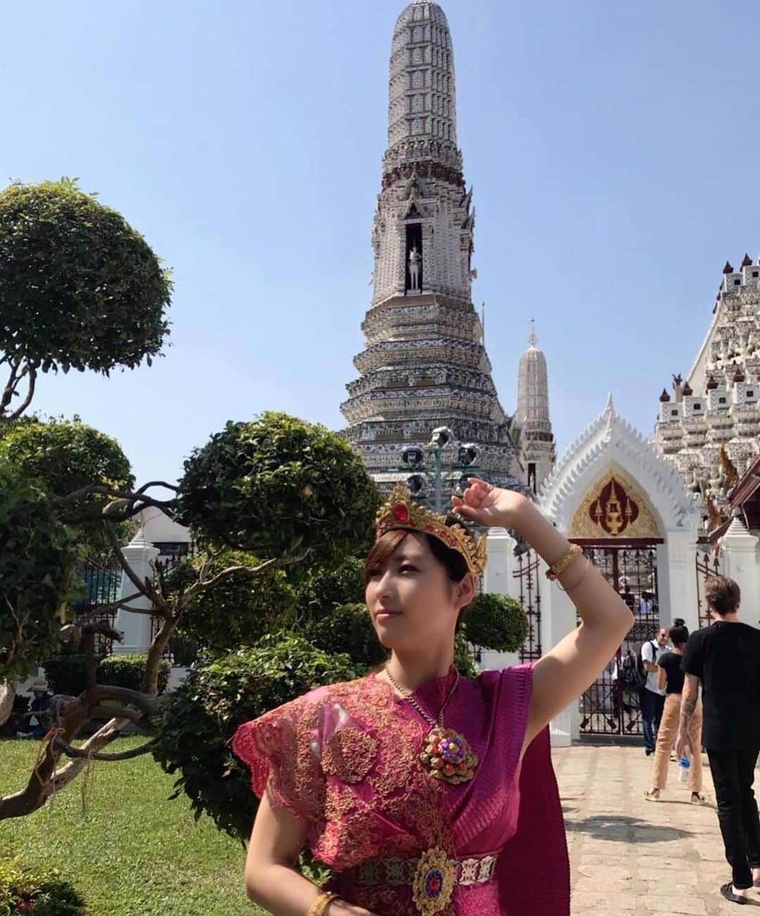 宮崎文子さんのインスタグラム写真 - (宮崎文子Instagram)「#女子旅 っぽいことも  #ワットアルン に行ったら民族衣装を着させてもらいました  基本的には布を巻き付けるスタイル✨  金・紫・緑・青などさまざまな色を選べるハズなのですが、着付けをしてくださったお姉さまが有無を言わさず「ピンク！！！」とご指定いただいため、ピンクになりました笑っ  ちょっとだけjasmineっぽいからいっか(´・ω・｀) #aladdin #ジャスミン #旅コーデ #体験」1月22日 8時56分 - fumiko.miyazaki29