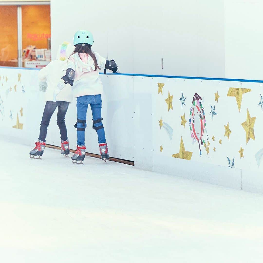 二子玉川ライズさんのインスタグラム写真 - (二子玉川ライズInstagram)「﻿ ﻿ お買い物の後は二子玉川ライズの中央広場でアイススケート。﻿ ﻿ この季節になると楽しめるスケートガーデンは、たくさんの人で賑わっている。﻿ 本物のフィギュアスケート選手みたいに滑る子もいてすごい。﻿ ﻿ 親子で仲良くゆっくり手を取りながら楽しむ時間は、やっぱり特別。﻿ 近くにありそうで、なかったスケートリンク。﻿ 今年の冬の楽しみになりそう。﻿ ﻿ ﻿ ﻿ ﻿ ********************************************************﻿ ⛄【winter rise 2019】二子玉川ライズ スケートガーデン2019❄✨　﻿ ﻿ 冬の風物詩であるアイススケートリンクが中央広場に登場！﻿ ﻿ 期間：～3月1日(日)﻿ 平日13:00～19:00 / 土日祝： 11:00～19:00 （夜間貸切が無い場合は 20：00 まで）﻿ ﻿ その他当日レッスンや渡辺絵美さんや小塚崇彦さんによるスケート教室なども開催✨﻿ ﻿ ▼詳しくはこちら﻿ https://www.rise.sc/event/﻿ ********************************************************﻿ ﻿ #二子玉川ライズ#二子玉川#ライズインスタ部#にこたま#二子玉#アイススケート#スケートリンク#スケート#冬#⛄#スケートガーデン#習い事#フィギュアスケート#親子で#家族で#冬の楽しみ#冬のおでかけ#冬のスポーツ#冬を楽しむ#冬の過ごし方#世田谷区#世田谷#田園都市線#大井町線#iceskate#skatergirl#futakotamagawa」1月22日 9時18分 - rise_shopping_center