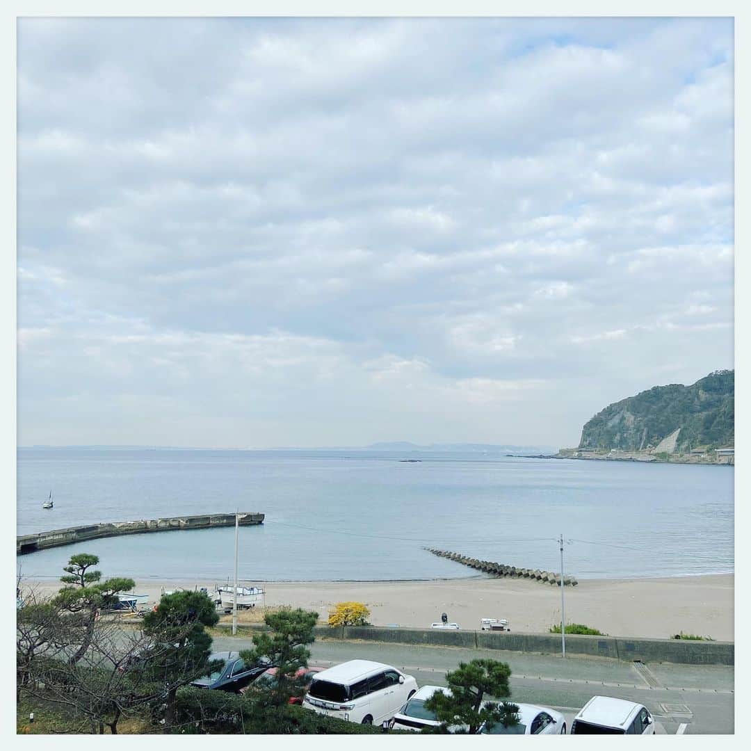 kumikoさんのインスタグラム写真 - (kumikoInstagram)「近場の温泉宿へ。 窓からの眺めはほぼ逗子海岸（笑）」1月22日 9時26分 - makudeco