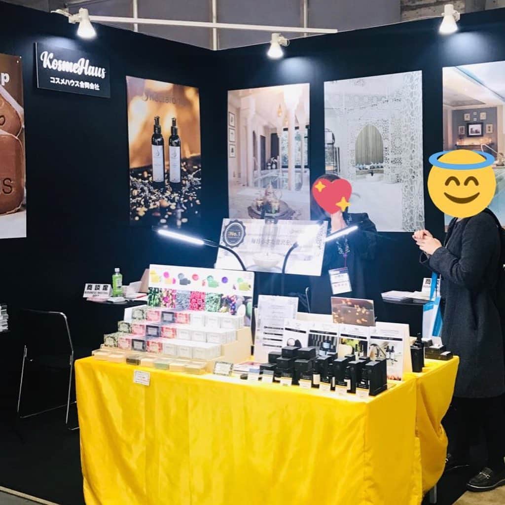 Nablus Japanのインスタグラム：「本日は #国際化粧品展 最終日ですね！  2日目は目が回るほどの忙しさでした。展示会ってなかなか体力使いますね。日頃の運動不足を実感中です…😅 体力そこそこですが気力は十分！ 本日もよろしくお願いいたします😊  ブースは国際化粧品展3ホールの26-27にてお待ちしております🤗  #cosmetokyo #cosmetokyoオフィシャルリポーター #cosmetokyo2020  #コスメマニア #美容マニア #オーガニックコスメ #美容好きさんと繋がりたい #美容好き  #乾燥肌 #混合肌 #敏感肌 #アトピー  #オーガニック石鹸 #エコサート認証 #コスメハウス #ナーブルスソープ」