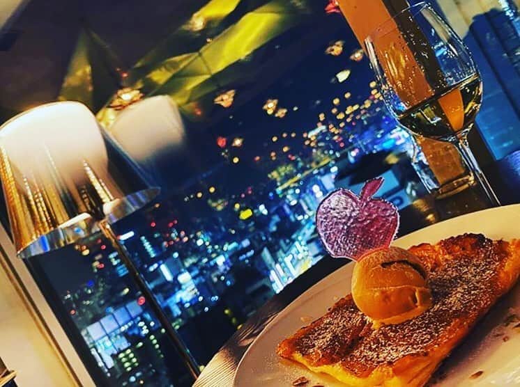 レガートさんのインスタグラム写真 - (レガートInstagram)「Cafe Legato Bar Night view with Apple Pie #valentine #バランタイン #cafelegato #shibuya #渋谷 #渋谷 #カフェ #カフェ好き #渋谷おしゃれカフェ #渋谷グルメ #渋谷スカイ #渋谷スクランブルスクエア #Dogenzaka#道玄坂 #shibuyaitalianrestaurant #おしゃれ #アップルパイ #秘密の場所 #secretplace #ディズニーみたい #お祝い #shibuyatrip #tokyotrip #japantrip #shibuyasky @natsupon0302  thank you for great pictures」1月22日 9時38分 - cafe_legato_tokyo