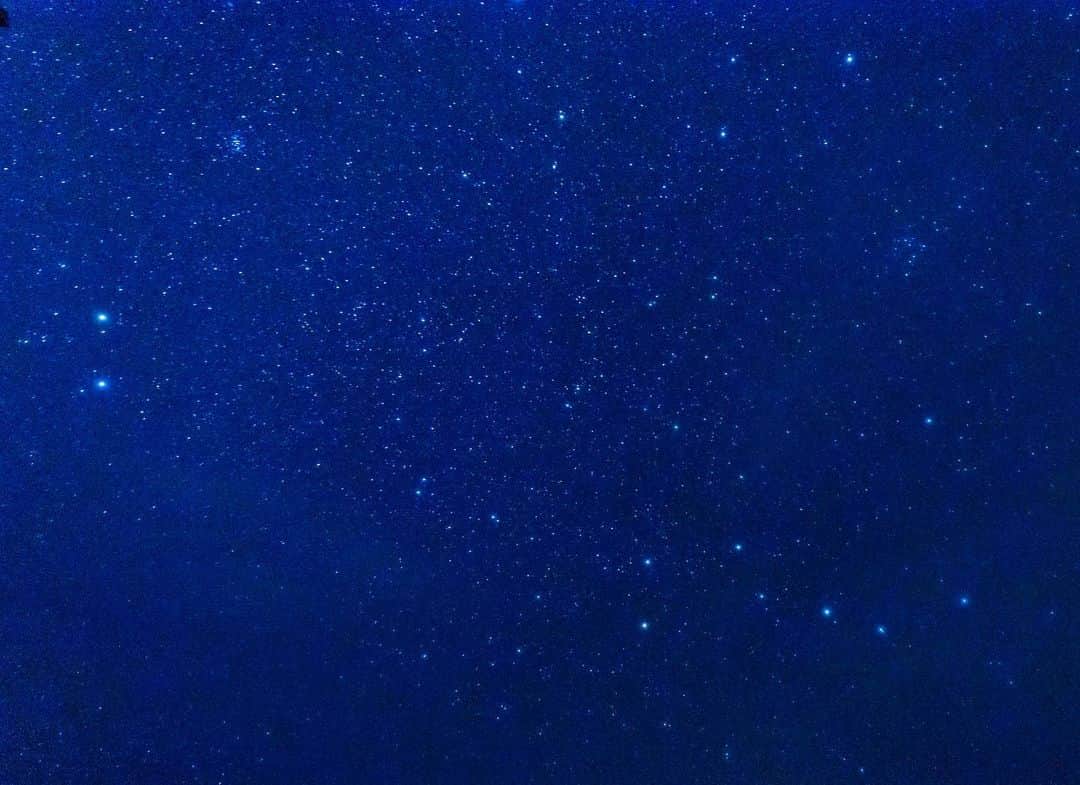 詩歩さんのインスタグラム写真 - (詩歩Instagram)「🏝﻿ ﻿ ﻿ こちらは、2020年の年越しすぐの、1月1日深夜2時頃の星空の様子🌌﻿ First starry sky in 2020, Maldives.﻿ ﻿ モルディブのリゾートでは、部屋を出て5秒でこんな星空がみれるから幸せ〜〜〜😌﻿ ﻿ 残念ながら天の川は見えない時期だったけれど、写真にはきれいに #北斗七星 が写せたよ〜⭐️﻿ ﻿ ﻿ 見つかったかな😊？ ﻿ ﻿ ﻿ ﻿ youtubeでにもリゾートの様子を載せたのでぜひみてね🎬﻿ （チャンネルはプロフィール欄に載せてます）﻿ ﻿ ﻿ #shiho_maldives﻿ ﻿ ﻿ ﻿ @coco_resorts﻿ 📍ココパーム ドゥニコル／モルディブ﻿ 📍COCO PALM DHUNI KOLHU RESORT／Malvides﻿ ﻿ ﻿ ﻿ ﻿ ©詩歩/Shiho」1月22日 9時48分 - shiho_zekkei