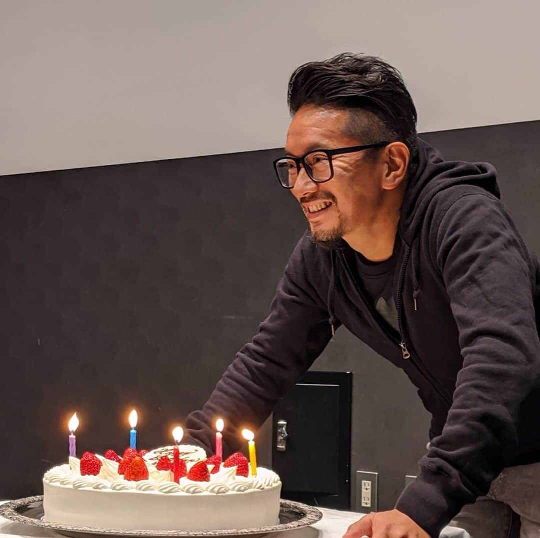 ベンチャーリパブリックのインスタグラム：「VRG Kick-off 2020②﻿ ﻿ Happy Birthday Kei-san!!🎂﻿ 毎年の恒例行事ですが、ちゃんと驚いて笑顔で応えてくれる代表です。笑﻿ ﻿ そして…﻿ ケーキをこっそりカットしてくれた取締役！﻿ （変わらないでお任せしてしまいごめんなさい…。美味しかったですw）﻿ ﻿ 今後も社内の様子やスタッフの旅行休暇を中心に人事目線でお届けしていきます。﻿ 本年もよろしくお願いいたします！﻿ ----﻿ #ベンチャーリパブリック #西麻布 #旅行 #人事 #キックオフ #venturerepublic #linetraveljp #nishiazabu #kick-off」